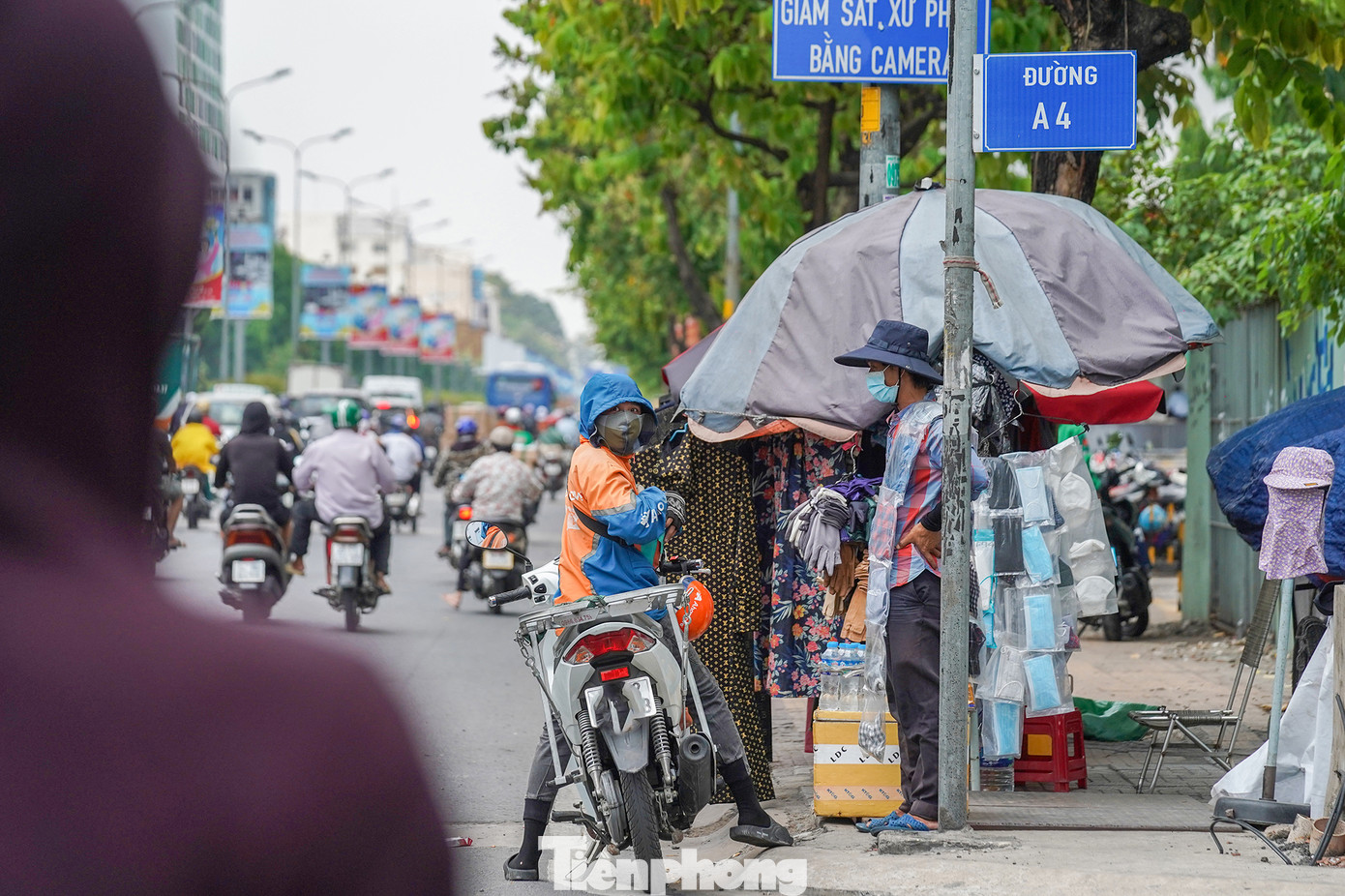 &quot;Trời nắng này quá nóng, những chiếc khẩu trang y tế không đủ dày và to để chắn được sức nóng nên anh em chạy suốt ngoài đường như xe ôm, giao hàng... như tụi tui phải dùng khẩu trang vải. Khẩu trang vải vừa dày, vừa to, có thể che gần hết mặt mới có thể chống lại cái nóng hầm hập giữa trưa gần 40 độ&quot;, anh Chuẩn, một tài xế xe ôm công nghệ chia sẻ.