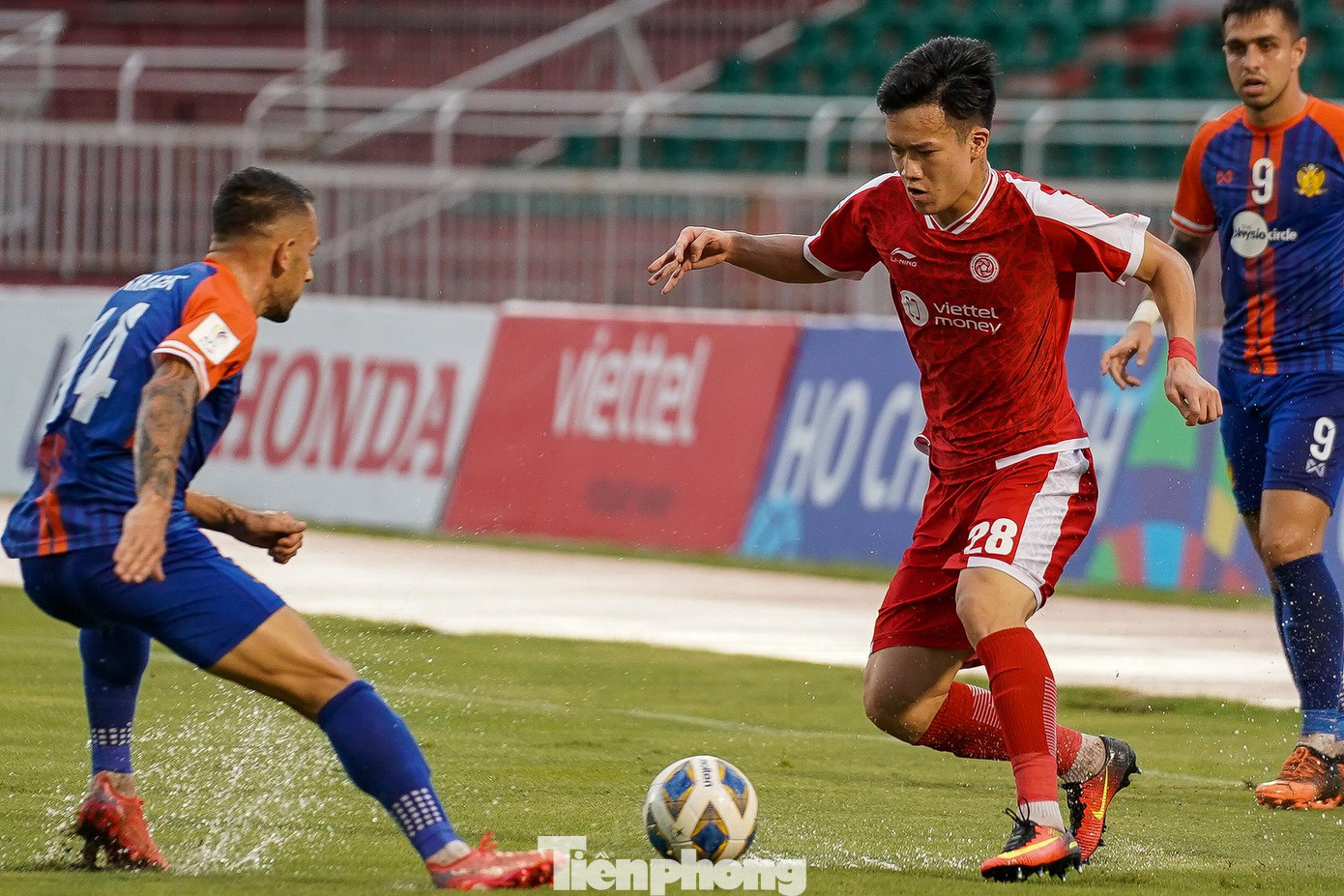 Viettel liên tục dâng cao nhưng những vũng nước mưa trên sân Thống Nhất khiến các bài tấn công của Geovane và các đồng đội bị ảnh hưởng.