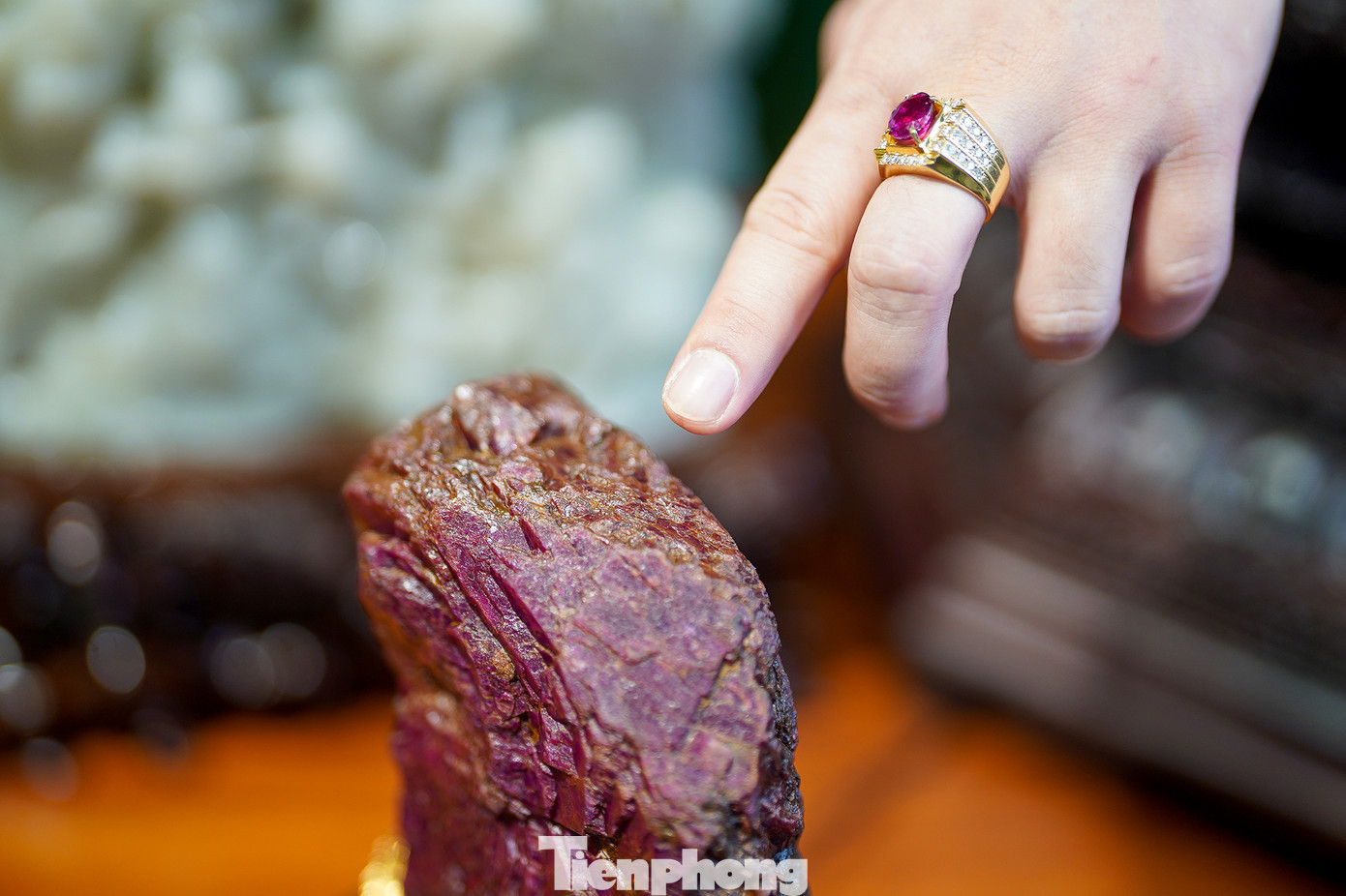 Chia sẻ về viên ruby "máu" trong ảnh, anh Khoa cho biết: "Vì một duyên may mà tôi có được viên ruby có kích thước lớn như thế này. Theo nhiều nhà nghiên cứu có kinh nghiệm cho rằng đây là viên đá xuất xứ từ Lục Yên, Yên Bái".