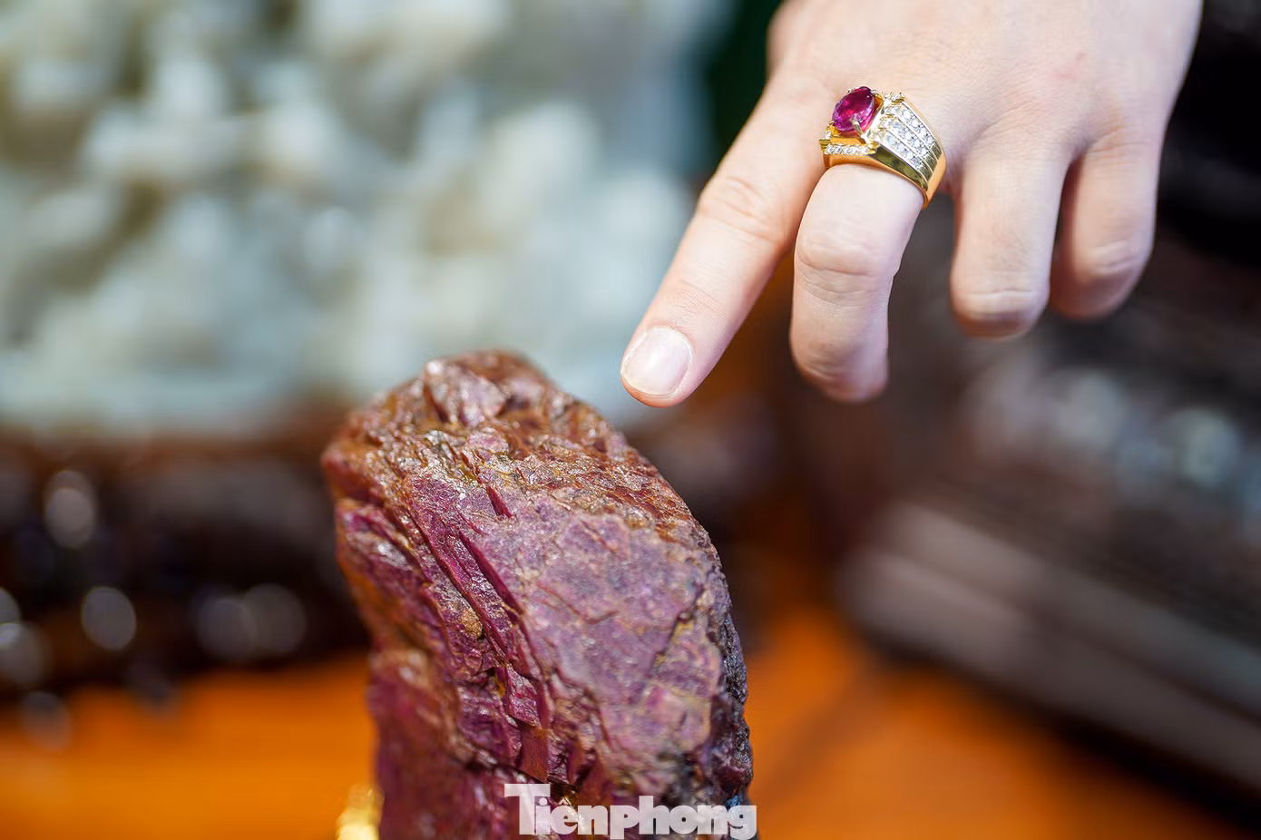 Chia sẻ về viên ruby "máu" trong ảnh, anh Khoa cho biết: "Vì một duyên may mà tôi có được viên ruby có kích thước lớn như thế này. Theo nhiều nhà nghiên cứu có kinh nghiệm cho rằng đây là viên đá xuất xứ từ Lục Yên, Yên Bái".