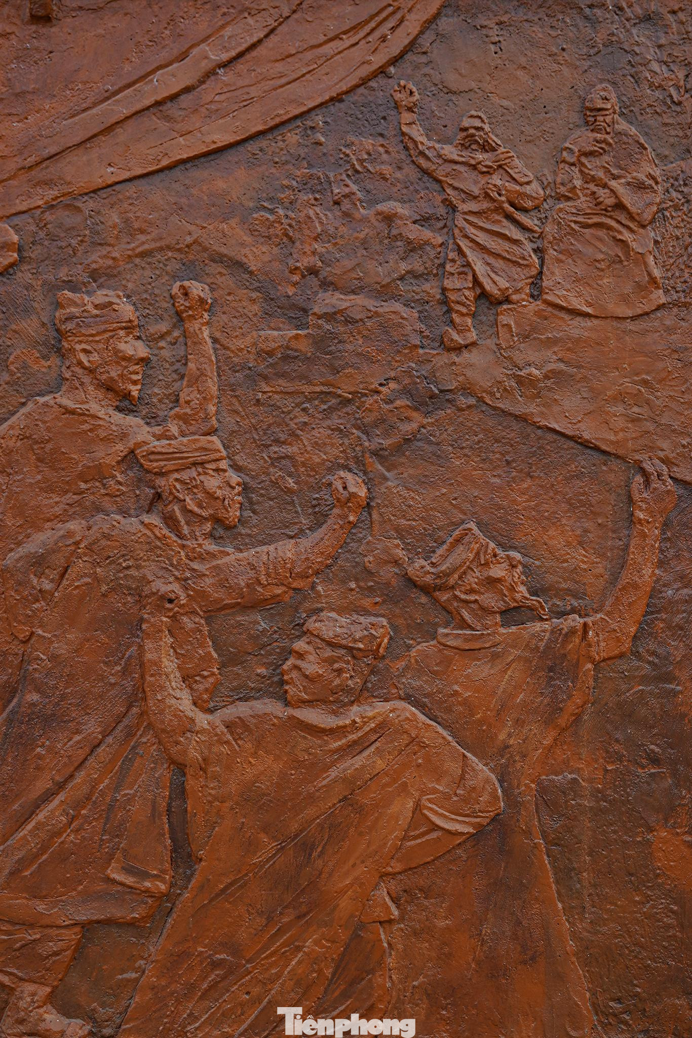 Phù điêu phát hoạ cảnh các bô lão đại diện cho toàn dân dự hội nghị Diên Hồng đã được trùng tu, màu sắc tươi mới. Phù điêu phát hoạ cảnh các bô lão đại diện cho toàn dân dự hội nghị Diên Hồng đã được trùng tu, màu sắc tươi mới.