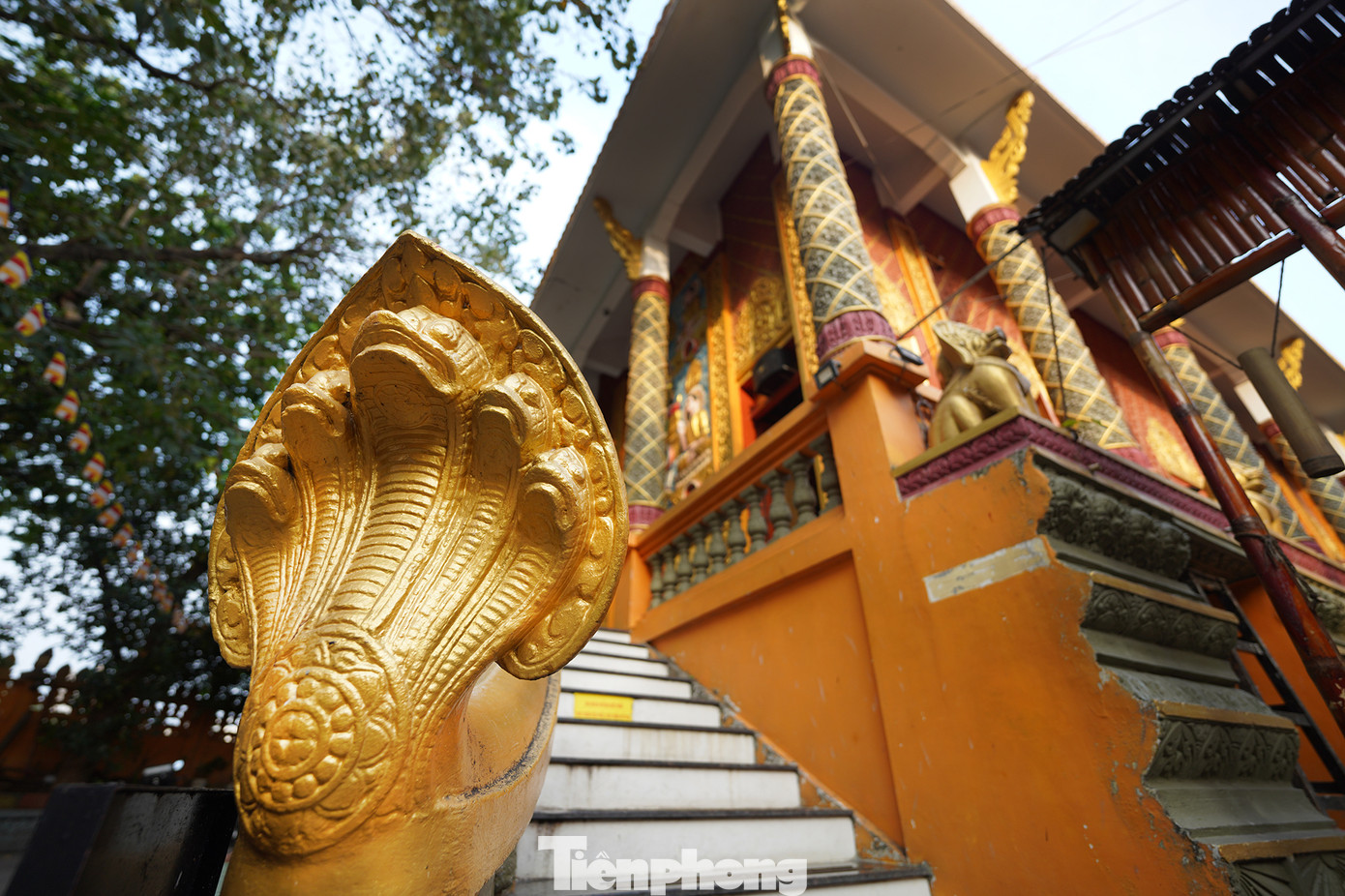 Cầu thang dẫn lên chánh điện được thiết kế gắn với hình ảnh rắn Naga. Rắn Naga nhiều đầu tượng trưng cho chiếc cầu nối thế giới con người đến thế giới tâm linh. Phổ biến nhất trong các chùa Khmer ở Nam bộ là rắn Naga 5 đầu. Cầu thang dẫn lên chánh điện được thiết kế gắn với hình ảnh rắn Naga. Rắn Naga nhiều đầu tượng trưng cho chiếc cầu nối thế giới con người đến thế giới tâm linh. Phổ biến nhất trong các chùa Khmer ở Nam bộ là rắn Naga 5 đầu.