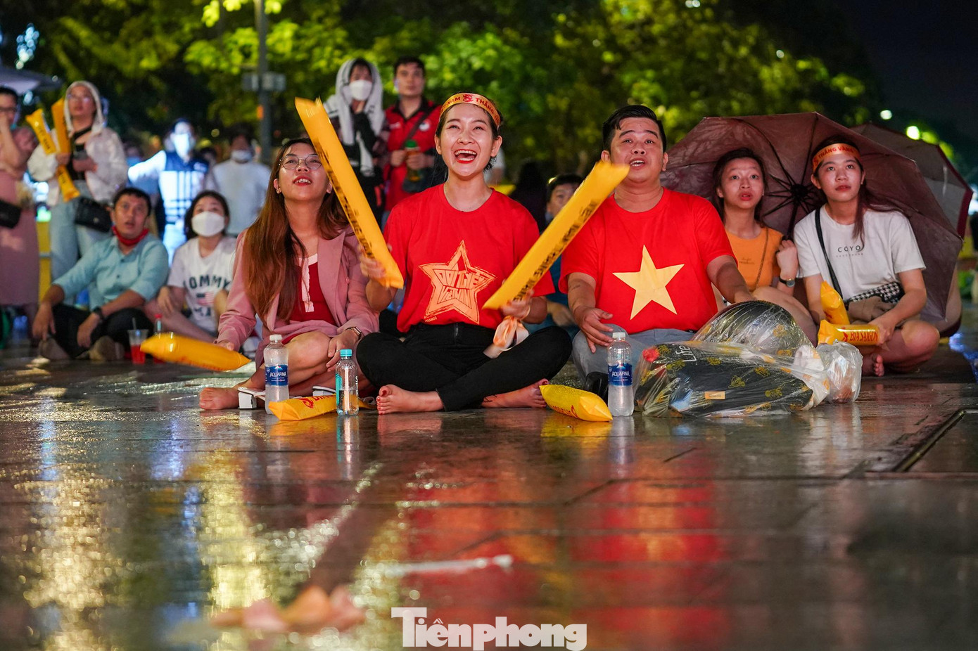 Chiều tối 13/5, TPHCM xuất hiện cơn mưa khá nặng hạt nhưng không làm giảm đi sự cuồng nhiệt của người hâm mộ. Chiều tối 13/5, TPHCM xuất hiện cơn mưa khá nặng hạt nhưng không làm giảm đi sự cuồng nhiệt của người hâm mộ.