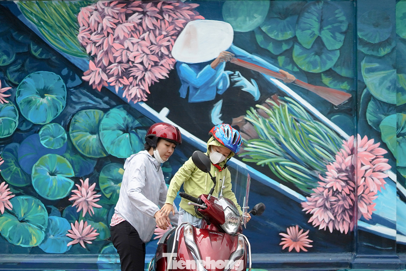 Một phụ huynh vừa đón con tại trường mẫu giáo Sapa dừng xe ngay bức tranh Mùa hoa súng.