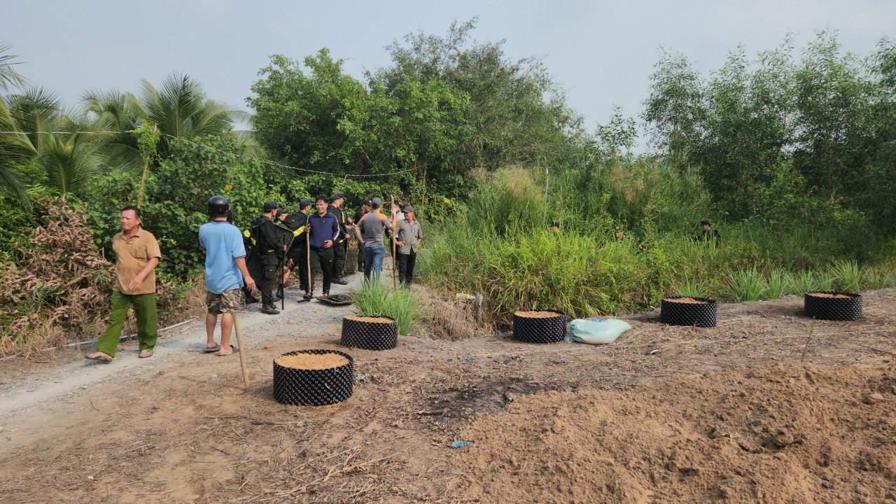 Người dân tham gia cung cấp thông cho các lực lượng tìm kiếm nghi phạm giết người.