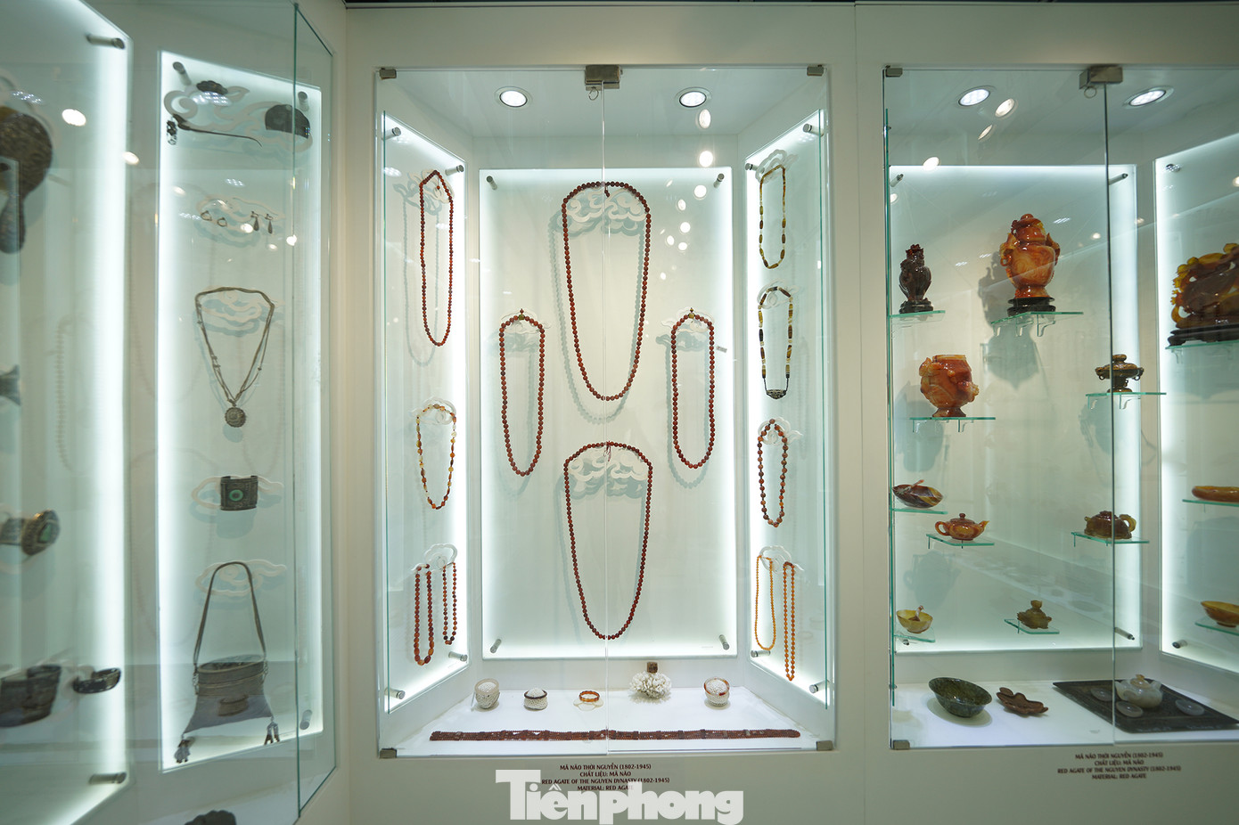 Bộ sưu tập trang sức, vật trang trí của người Kinh chiếm số lượng đồ sộ. Nhà Nguyễn là triều đại quân chủ cuối cùng trong lịch sử Việt Nam, tồn tại trong 143 năm, được thành lập sau khi Nguyễn Ánh (vua Gia Long) lên ngôi hoàng đế năm 1802 và vua Bảo Đại thoái vị năm 1945. Triều Nguyễn đánh dấu một giai đoạn lịch sử đầy biến động của Việt Nam, đặc biệt là cuộc xâm lược của người Pháp vào giữa thế kỷ 19. Hàng nghìn cổ vật trưng bày trong hai bảo tàng được ông Đỗ Hùng sưu tầm và mua lại từ nhiều nguồn sưu tầm khác nhau.