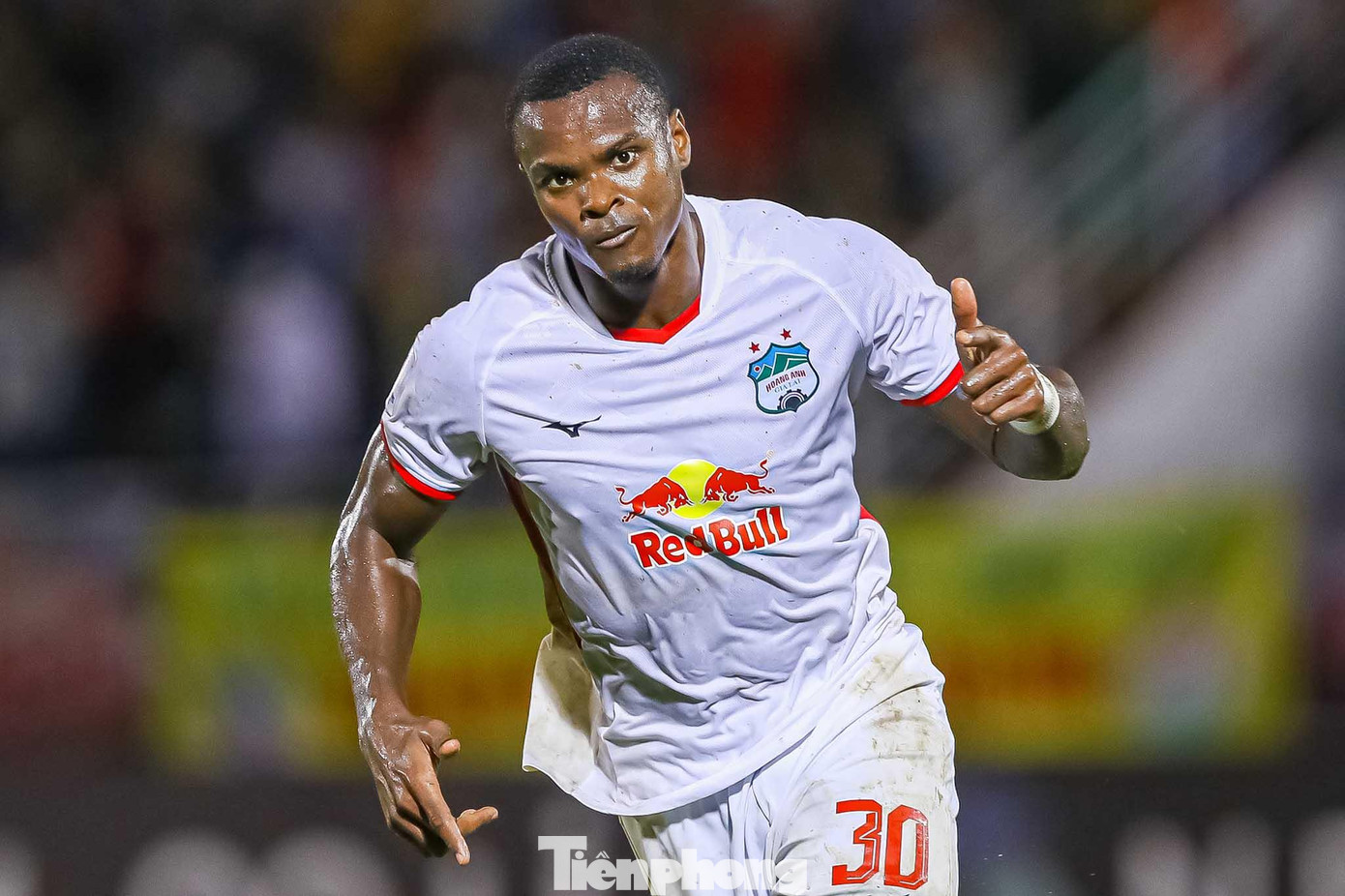 Phút 39, HAGL ghi bàn dẫn Sydney 1-0. Brandao lập công với cú sút đẳng cấp sát vòng cấm.