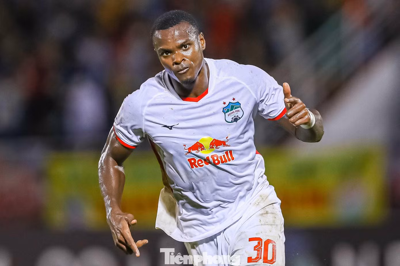 Phút 39, HAGL ghi bàn dẫn Sydney 1-0. Brandao lập công với cú sút đẳng cấp sát vòng cấm. Phút 39, HAGL ghi bàn dẫn Sydney 1-0. Brandao lập công với cú sút đẳng cấp sát vòng cấm.