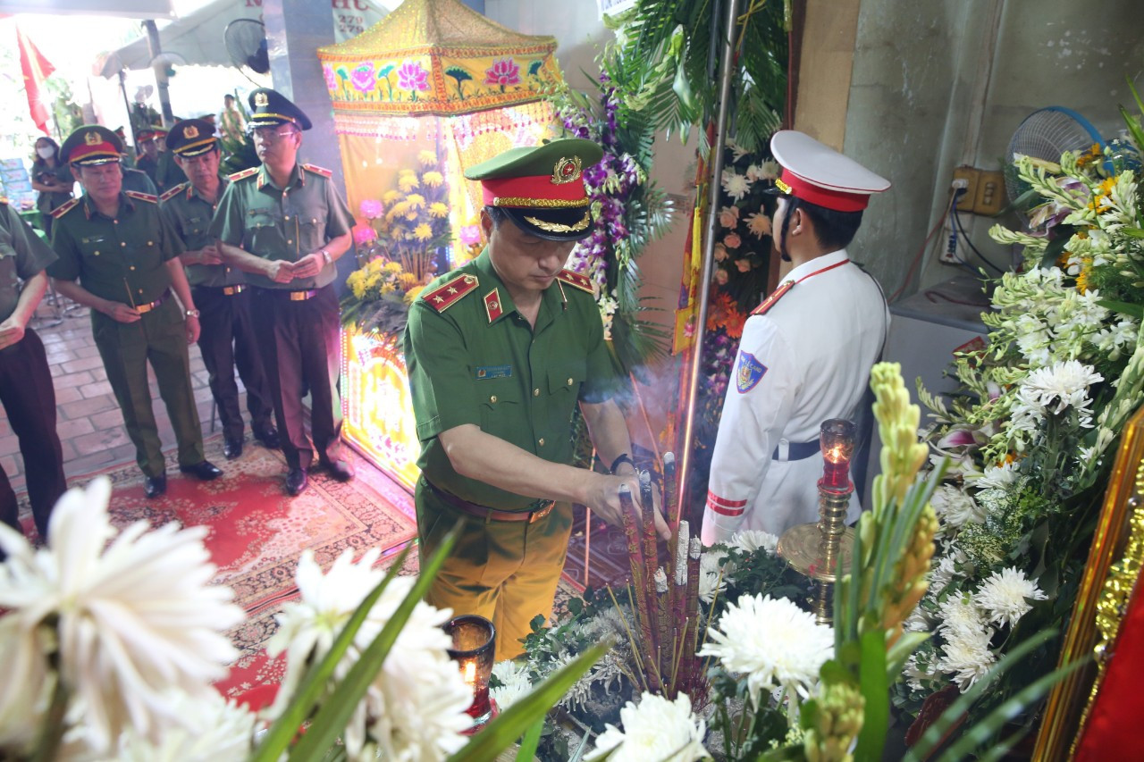 Trung tướng Nguyễn Duy Ngọc - Thứ trưởng Bộ Công an và đoàn công tác viếng trung tá Nguyễn Xuân Hào, cán bộ Đội CSGT Công an huyện Đức Hòa (Long An) Trung tướng Nguyễn Duy Ngọc - Thứ trưởng Bộ Công an và đoàn công tác viếng trung tá Nguyễn Xuân Hào, cán bộ Đội CSGT Công an huyện Đức Hòa (Long An)