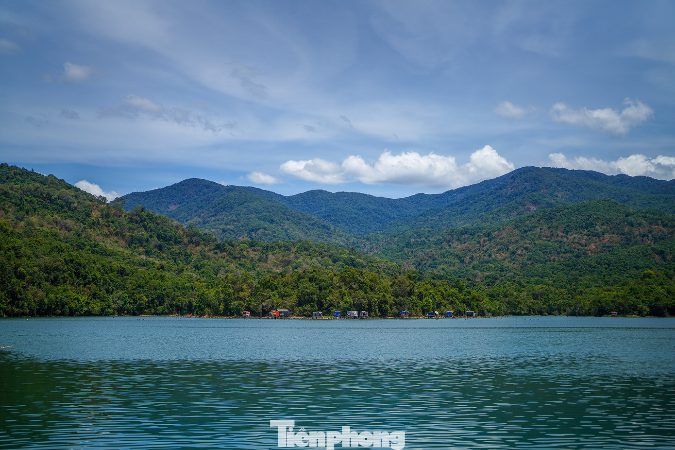 Cách TPHCM gần 170 km, hồ Đa Mi nằm tách biệt với thế giới khô hạn bên ngoài khi vẫn tích được lượng nước lớn trong xanh, mát lạnh. Hồ nằm cách TP Phan Thiết chừng 60 km về phía tây bắc. Xung quanh hồ là những cánh rừng nguyên sinh hùng vĩ, những con suối trong vắt róc rách chảy, bãi cỏ xanh mướt và đẹp nhất, đặc biệt nhất chính là “bộ 3 đệ nhất thác” - thác 9 tầng, thác Mây và thác Mưa. Cách TPHCM gần 170 km, hồ Đa Mi nằm tách biệt với thế giới khô hạn bên ngoài khi vẫn tích được lượng nước lớn trong xanh, mát lạnh. Hồ nằm cách TP Phan Thiết chừng 60 km về phía tây bắc. Xung quanh hồ là những cánh rừng nguyên sinh hùng vĩ, những con suối trong vắt róc rách chảy, bãi cỏ xanh mướt và đẹp nhất, đặc biệt nhất chính là “bộ 3 đệ nhất thác” - thác 9 tầng, thác Mây và thác Mưa.
