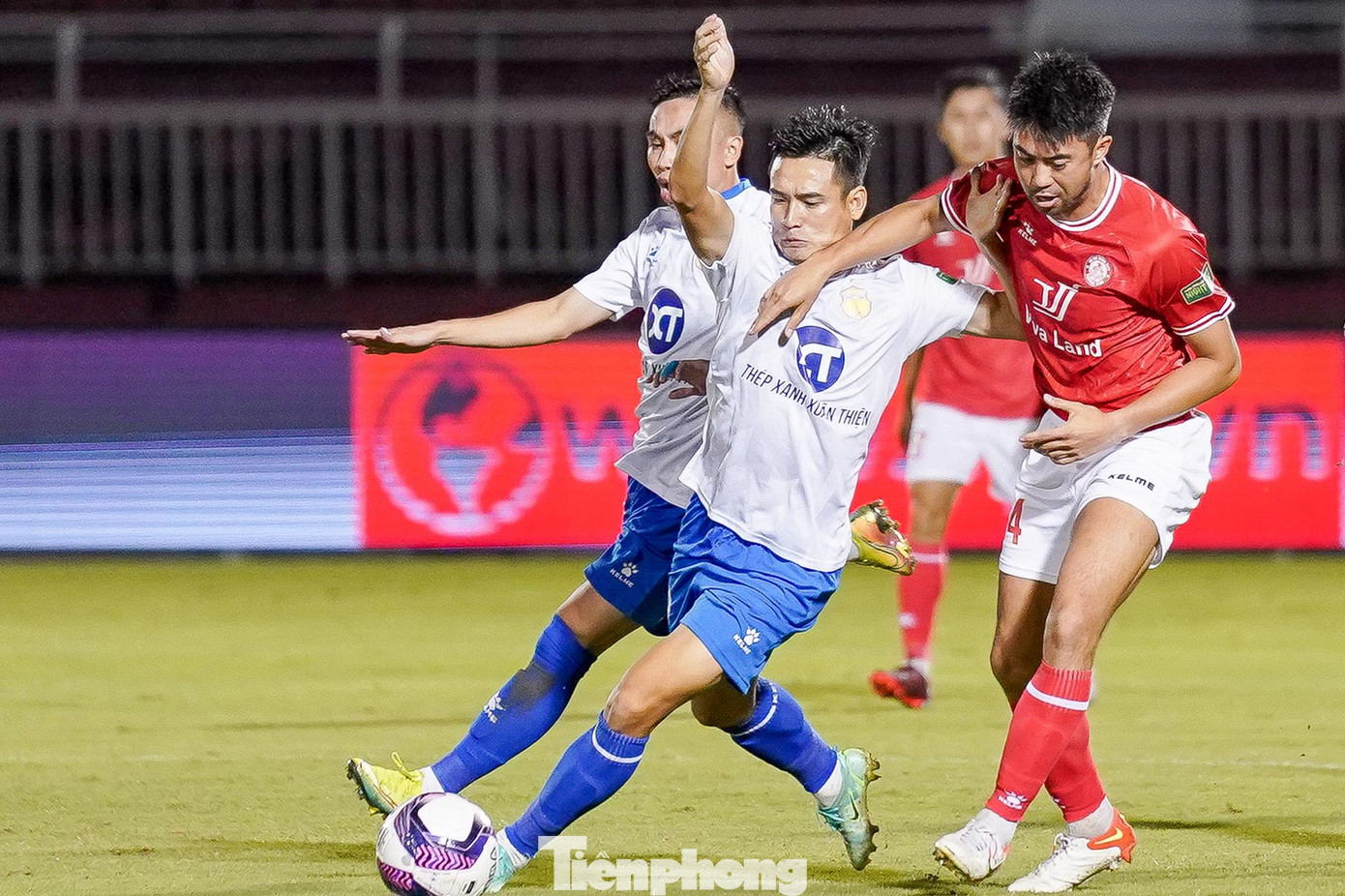 Mỗi khi Lee Nguyễn có bóng thì sẽ có ít nhất hai cầu thủ Nam Định "chăm sóc". Cầu thủ Việt kiều thường xuyên bị vây ráp khi có bóng. Anh cũng bị phạm lỗi ít nhất 4 lần trong 45 phút đầu tiên. Vì thế, CLB TPHCM không có cơ hội đáng kể nào. Mỗi khi Lee Nguyễn có bóng thì sẽ có ít nhất hai cầu thủ Nam Định "chăm sóc". Cầu thủ Việt kiều thường xuyên bị vây ráp khi có bóng. Anh cũng bị phạm lỗi ít nhất 4 lần trong 45 phút đầu tiên. Vì thế, CLB TPHCM không có cơ hội đáng kể nào.