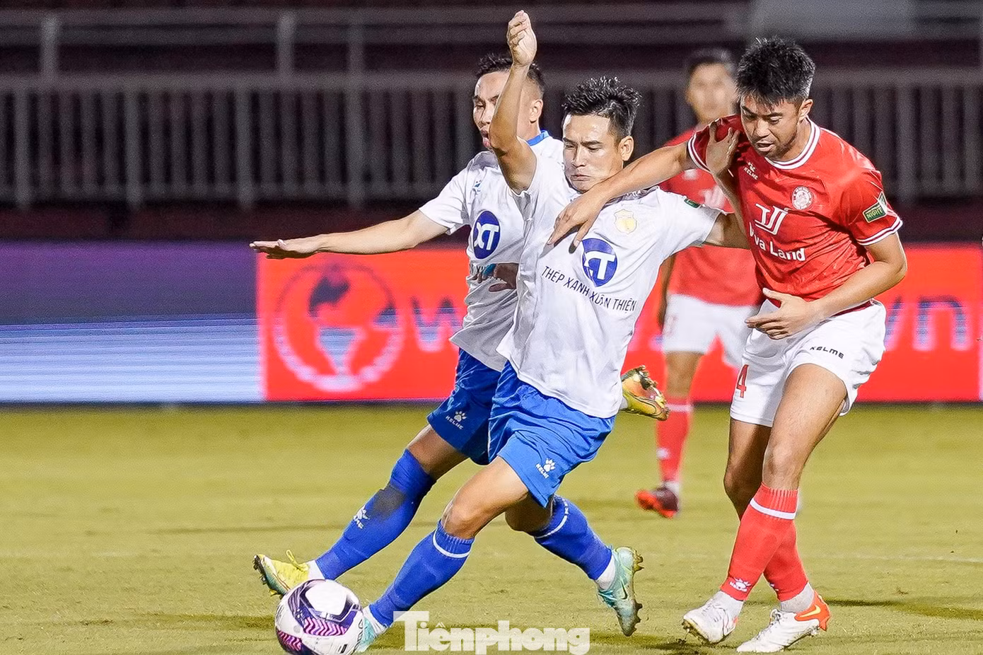 Mỗi khi Lee Nguyễn có bóng thì sẽ có ít nhất hai cầu thủ Nam Định "chăm sóc". Cầu thủ Việt kiều thường xuyên bị vây ráp khi có bóng. Anh cũng bị phạm lỗi ít nhất 4 lần trong 45 phút đầu tiên. Vì thế, CLB TPHCM không có cơ hội đáng kể nào.