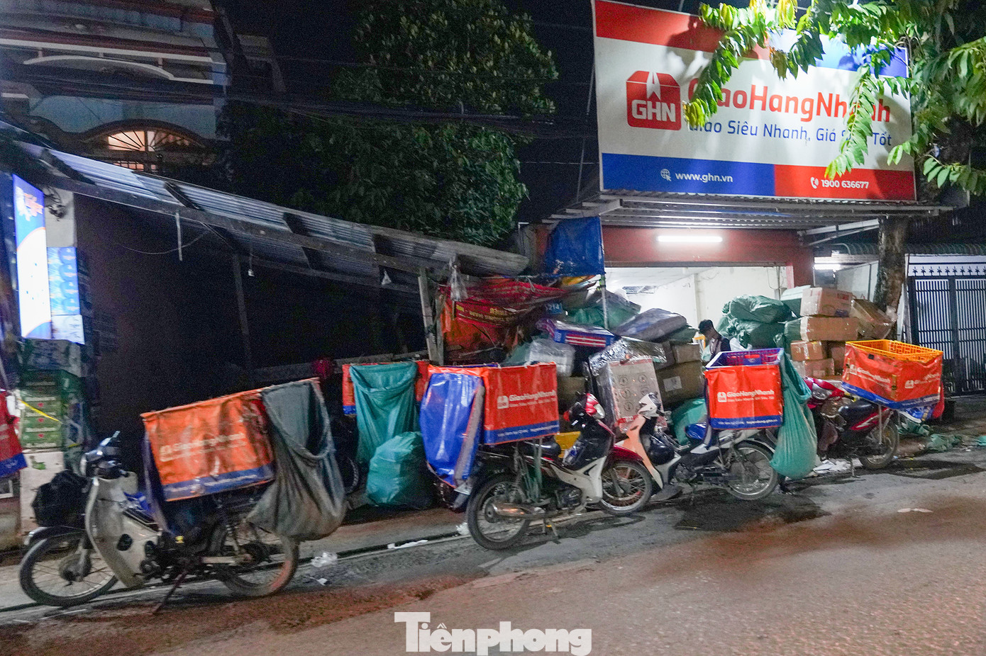 Để ngăn chặn tình trạng lấn chiếm vỉa hè, cần có sự quản lý chặt chẽ từ chính quyền các địa phương và sự nhận thức từ các chủ cơ sở kinh doanh.