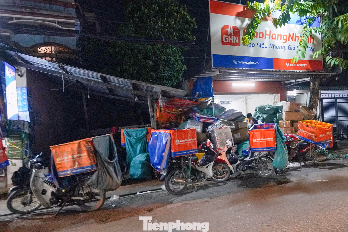 Để ngăn chặn tình trạng lấn chiếm vỉa hè, cần có sự quản lý chặt chẽ từ chính quyền các địa phương và sự nhận thức từ các chủ cơ sở kinh doanh.