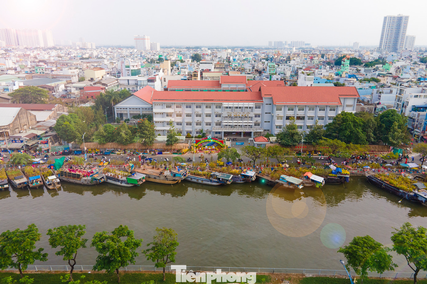 Bắt đầu từ 26 - 27 Tết, chợ hoa Bến Bình Đông đã nhộn nhịp kẻ bán người mua. Tuy chưa vào giai đoạn cao điểm như mọi năm người dân vẫn hay đợi đến cận giao thừa để mua hoa rẻ. Năm nay, hoạt động mua bán diễn ra tấp nập, ghe châm hàng liên tục lên bờ.