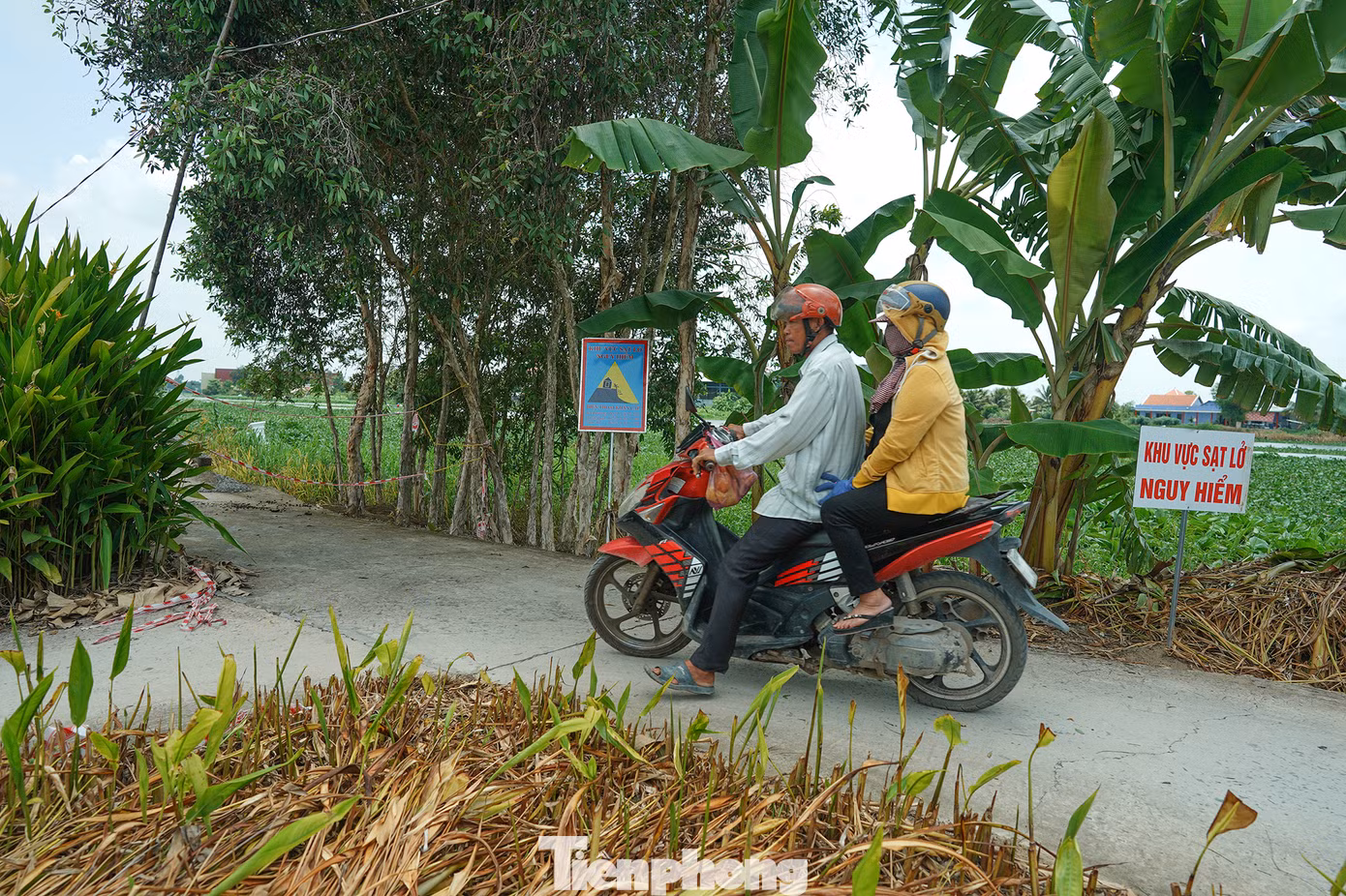 Long An nghiêm cấm người dân đến gần khu vực sạt lở.