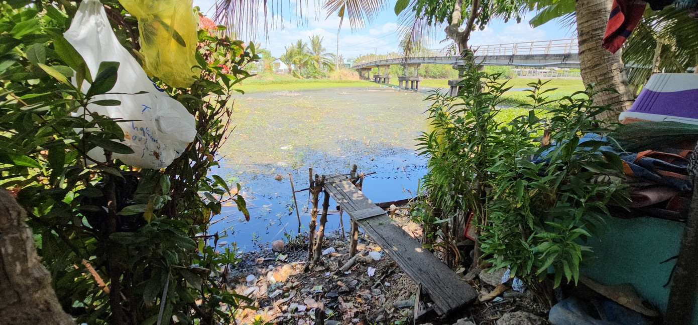 Mực nước giảm, để lộ phần chân cầu khô khan.