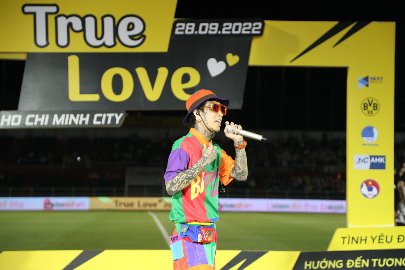 Rapper Dế Choắt cháy hết mình trong trang phục sắc màu dí dỏm. Rapper Dế Choắt cháy hết mình trong trang phục sắc màu dí dỏm.