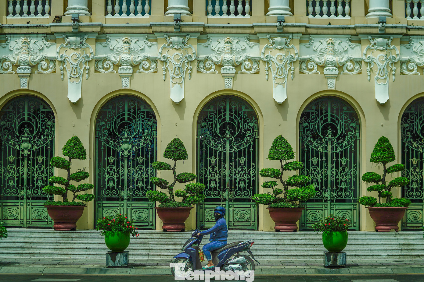 Mặt tiền công trình có sự pha trộn của nhiều phong cách kiến trúc châu Âu như bố cục mặt bằng kiểu Phục Hưng, trang trí kiểu baroque và rococo, cửa sắt kiểu art - nouveau... mang độ tinh xảo cao.