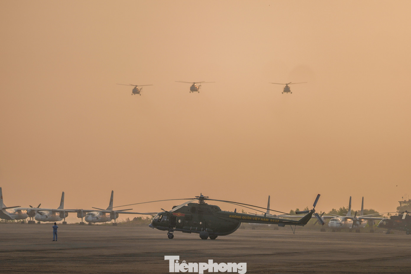 Biên đội trực thăng triển khai bay huấn luyện.