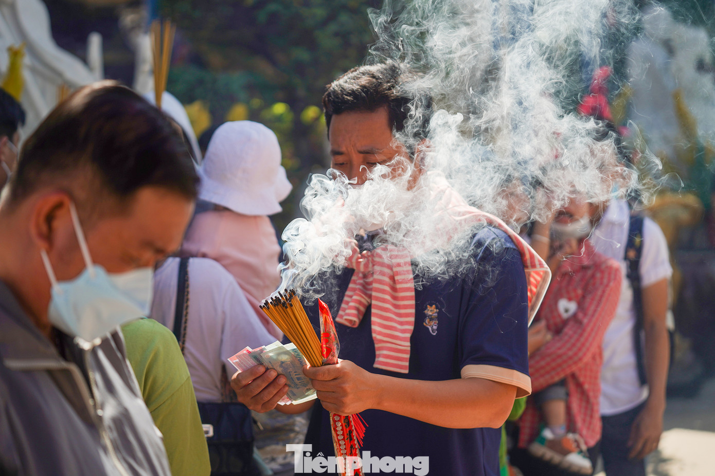 Khách hành hương thể hiện lòng thành kính với những bó hương nghi ngút.