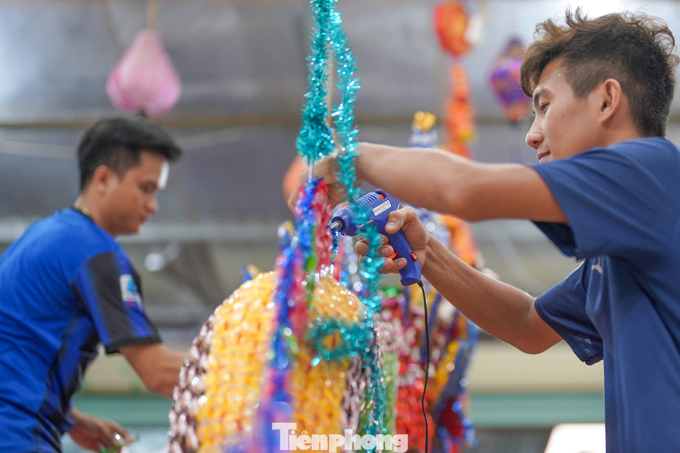 &quot;Cái này không làm dối, làm ẩu được vì khi mình không tập trung, các viên kẹo sẽ bị lệch, những chi tiết sau sẽ lệch theo&quot;, một thành viên chia sẻ.