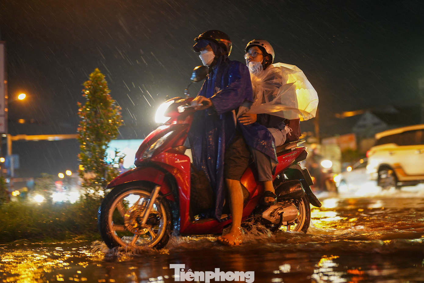 Nhiều người khác cũng không thể tiếp tục hành trình vì mưa lớn, phải tấp vào cây xăng trú mưa. Nhiều người khác cũng không thể tiếp tục hành trình vì mưa lớn, phải tấp vào cây xăng trú mưa.