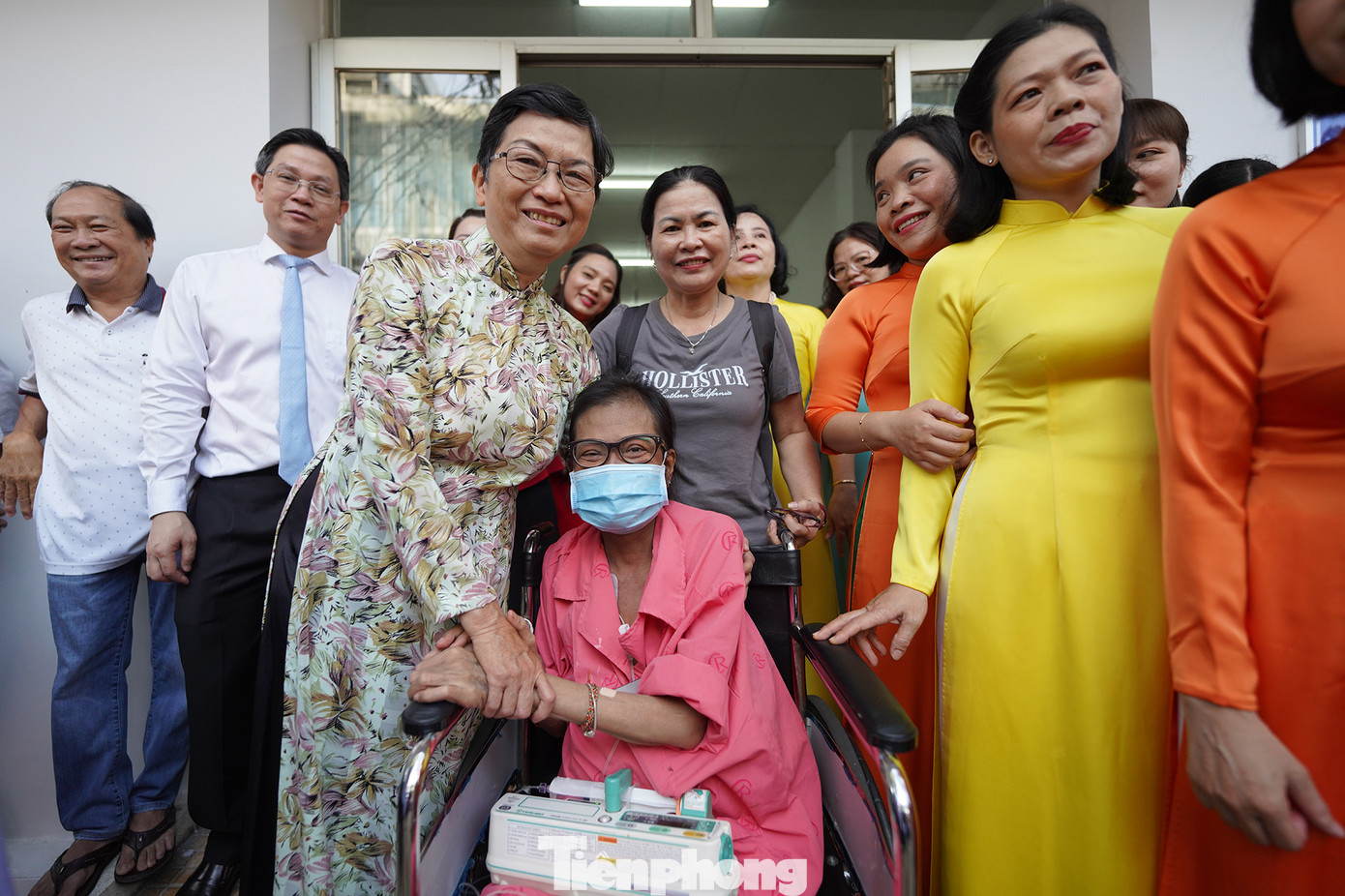 PGS -BS Trần Thị Bích Hương, cán bộ hưu trí nhưng vẫn làm việc trên cương vị cố vấn cho bệnh viện chung vui cùng bệnh nhân. Năm nay, cô Bích Xuân (ngụ huyện Bình Chánh) đón cái tết thứ 2 trong bệnh viện. Cô Xuân háo hức được ngắm đường hoa mặc dù trên người vẫn phải ôm theo chiếc máy bơm tiêm điện dành cho bệnh nhân suy tim.