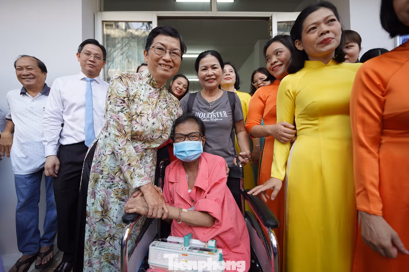 PGS -BS Trần Thị Bích Hương, cán bộ hưu trí nhưng vẫn làm việc trên cương vị cố vấn cho bệnh viện chung vui cùng bệnh nhân. Năm nay, cô Bích Xuân (ngụ huyện Bình Chánh) đón cái tết thứ 2 trong bệnh viện. Cô Xuân háo hức được ngắm đường hoa mặc dù trên người vẫn phải ôm theo chiếc máy bơm tiêm điện dành cho bệnh nhân suy tim.