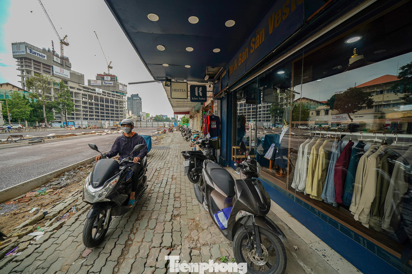 Chủ một hộ kinh doanh trên đường Lê Lợi than thở: “Từ ngày rào chắn đến nay, tiệm tôi buôn bán ế ẩm, chủ yếu chỉ bán cho khách quen. Chủ nhà có giảm bớt tiền thuê mặt bằng, nhưng hầu như tháng nào cũng lỗ, lại thêm vừa trải qua dịch COVID-19. Mong công trình sớm hoàn thành để chúng tôi buôn bán trở lại như cũ”.