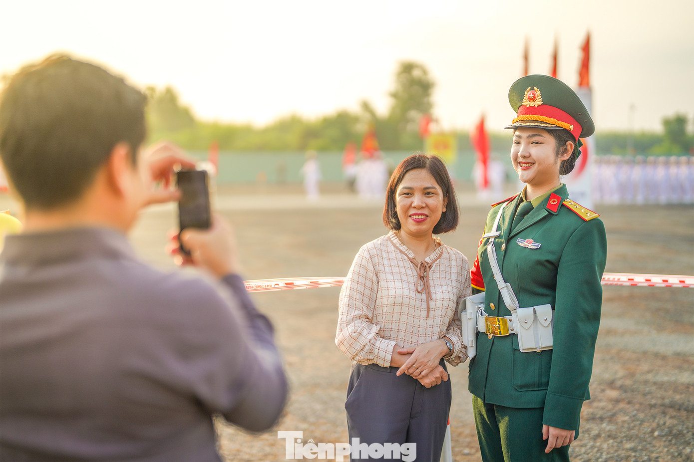 Người dân hân hoan chụp ảnh cùng chiến sĩ Quân Y thuộc Quân khu 2. Trong ảnh, cô gái Quân Y sinh năm 2001 Hải Yến chụp ảnh cùng người dân TP Biên Hòa.