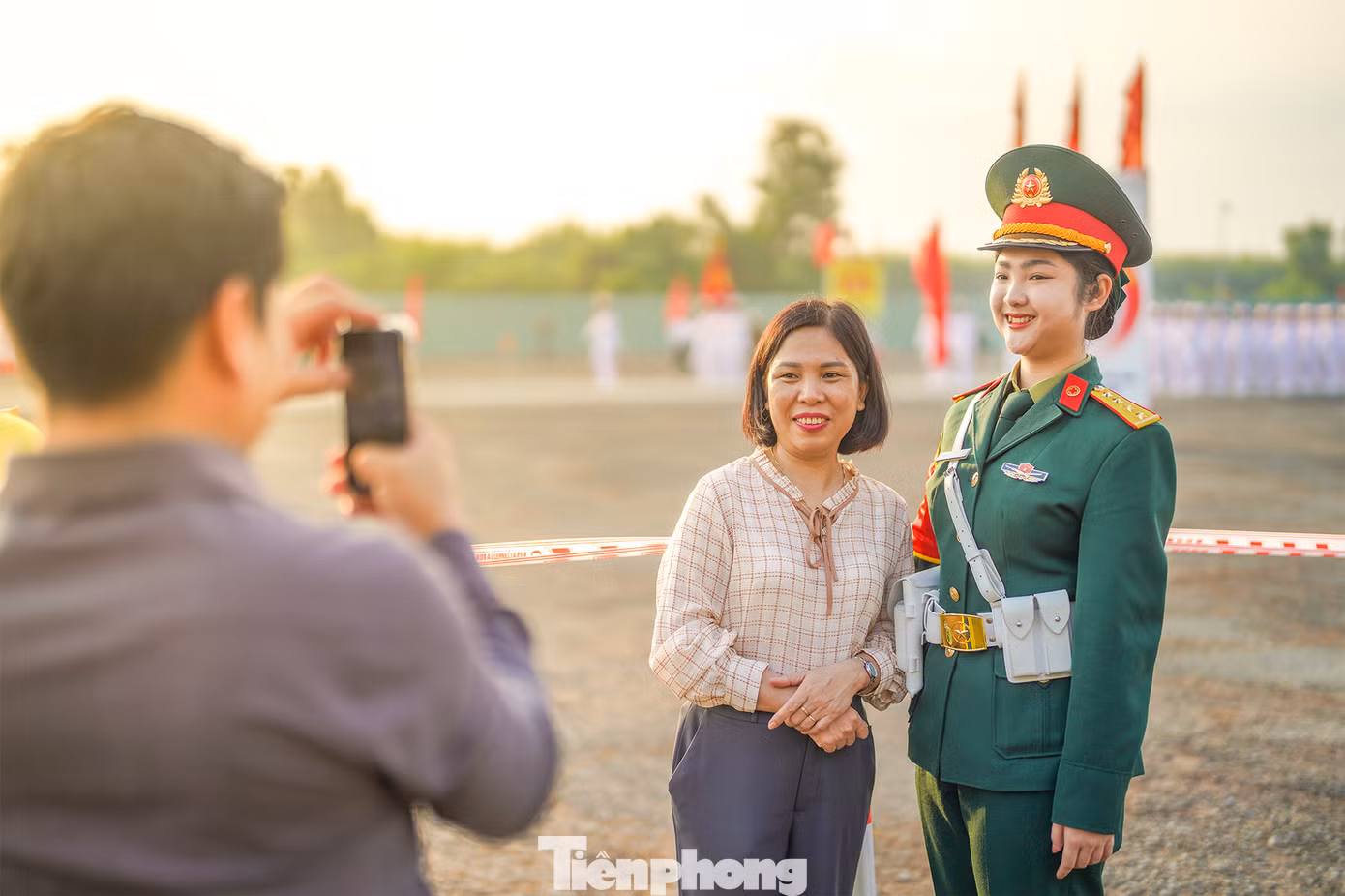 Người dân hân hoan chụp ảnh cùng chiến sĩ Quân Y thuộc Quân khu 2. Trong ảnh, cô gái Quân Y sinh năm 2001 Hải Yến chụp ảnh cùng người dân TP Biên Hòa.