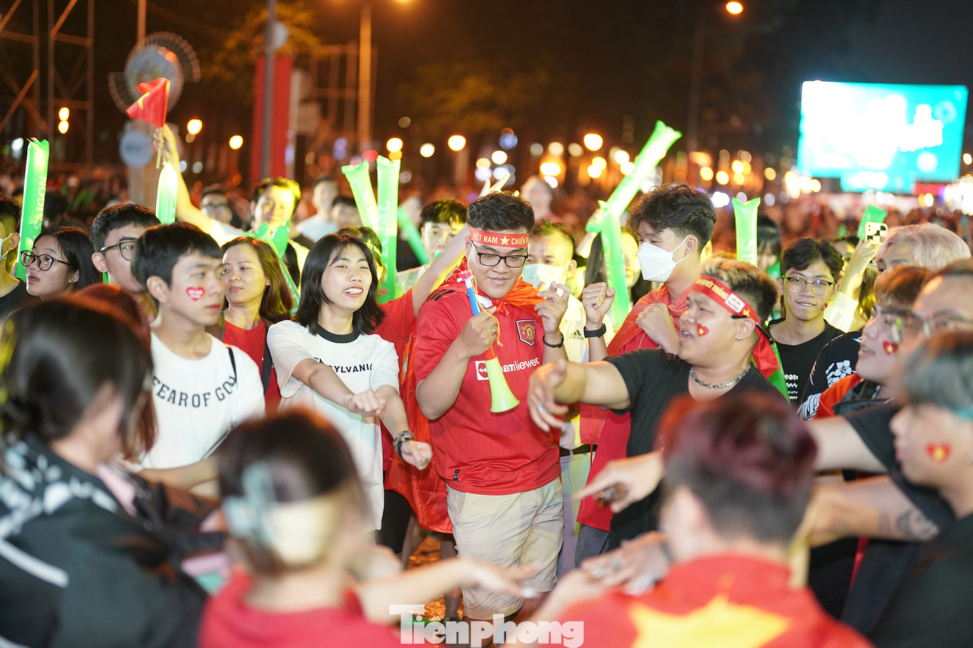 Cổ động viên TPHCM vẫn cuồng nhiệt mặc dù đội tuyển Việt Nam có kết quả bất lợi ở trận lượt đi trước người Thái.