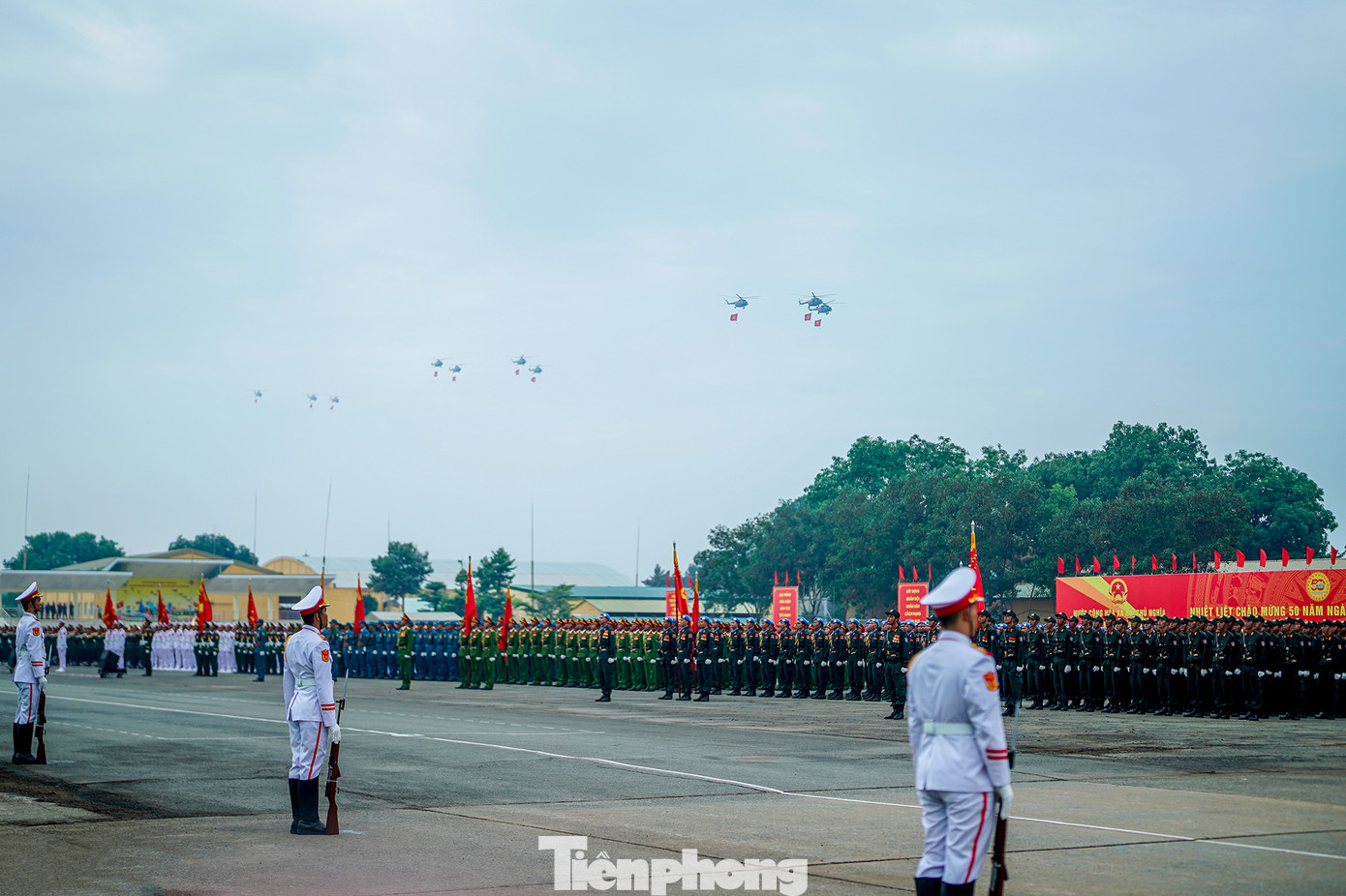 Khi phi đội trực thăng của Trung đoàn 916 xuất hiện kéo theo cờ Tổ quốc, cờ Đảng thì tiếng nhạc hành quân cũng vang lên.