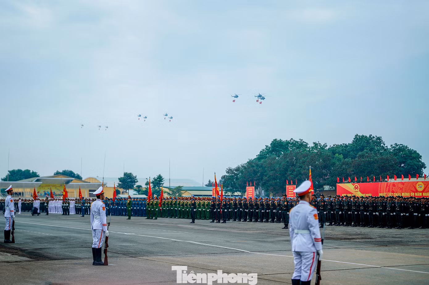 Khi phi đội trực thăng của Trung đoàn 916 xuất hiện kéo theo cờ Tổ quốc, cờ Đảng thì tiếng nhạc hành quân cũng vang lên.