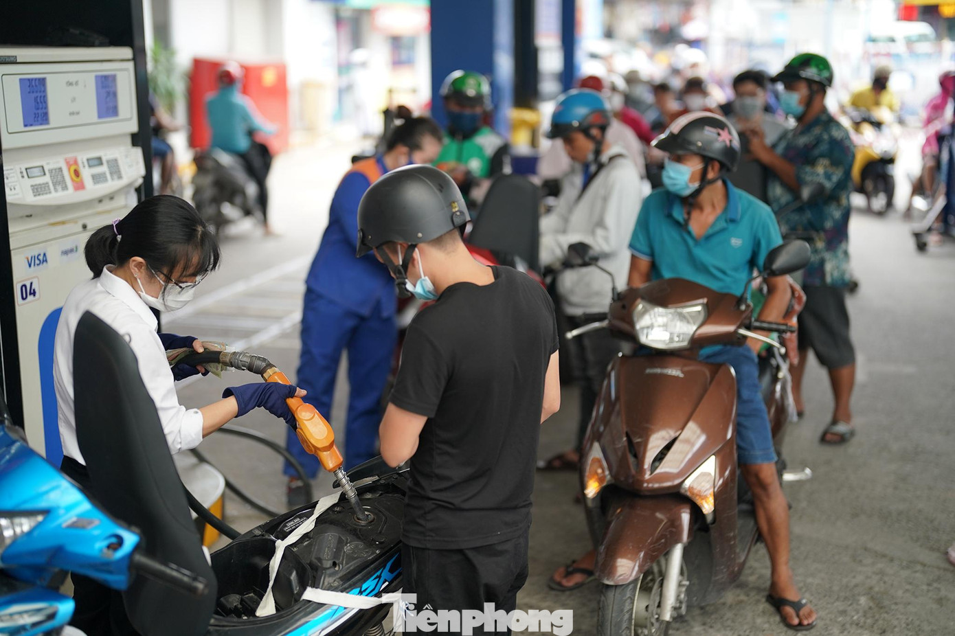 Cảnh xếp hàng mua xăng diễn ra từ đêm 9/10 và dự kiến vẫn tiếp diễn.