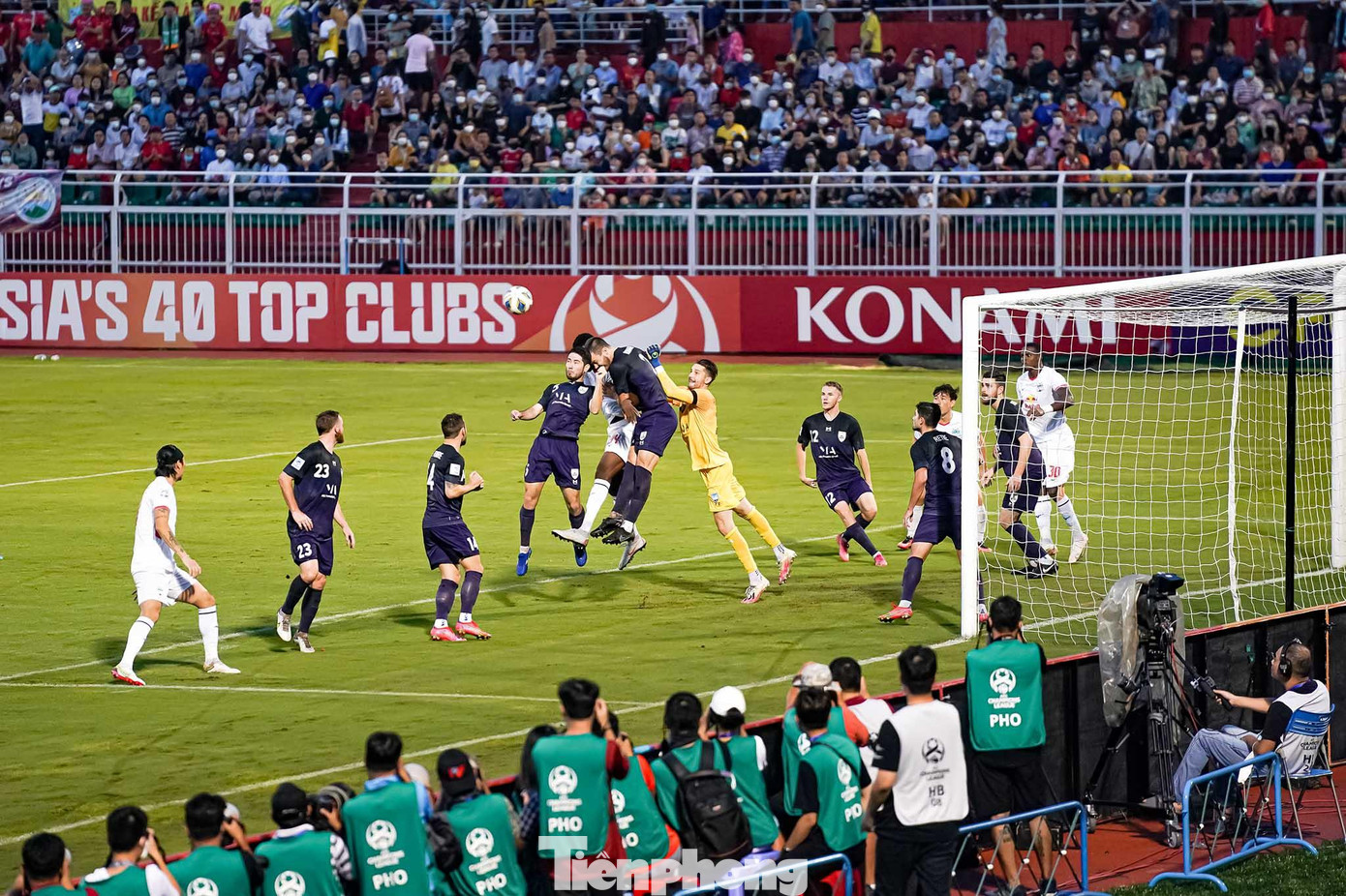 Huấn luyện viên Kiatisak tung ra sân đội hình xuất phát mạnh nhất có thể, với chỉ 1 sự thay đổi trong đội hình so với trận thua Yokohama F. Marinos 0-2 hôm 28/4. Tiền vệ Tuấn Anh đá thay Xuân Trường, sát cánh cùng Minh Vương, Công Phượng ở khu vực giữa sân.