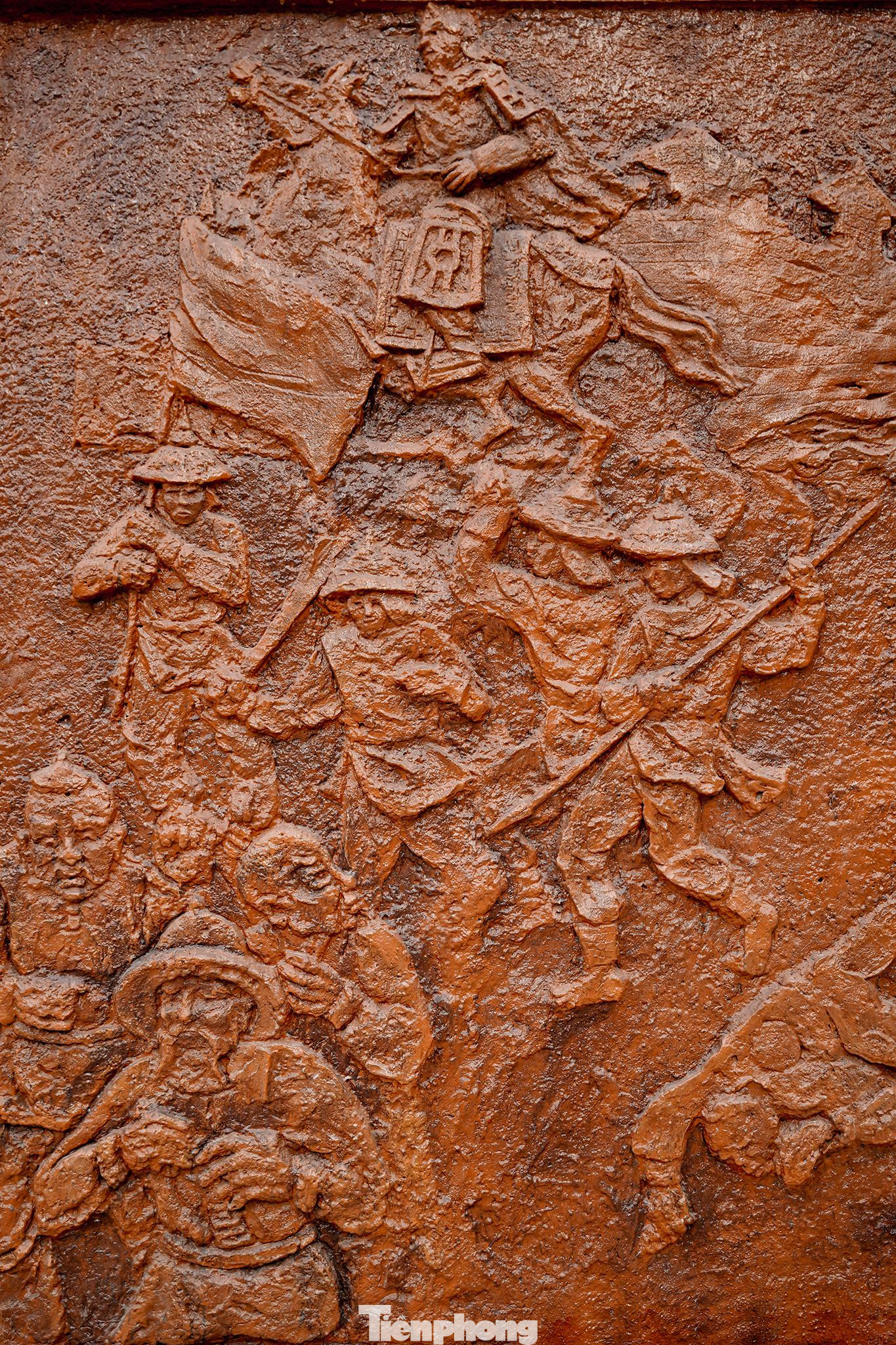 Bức phù điêu phát hoạ cảnh tượng đầy khí thế hào hùng, quân ta đuổi quân giặc tháo chạy. Bức phù điêu phát hoạ cảnh tượng đầy khí thế hào hùng, quân ta đuổi quân giặc tháo chạy.