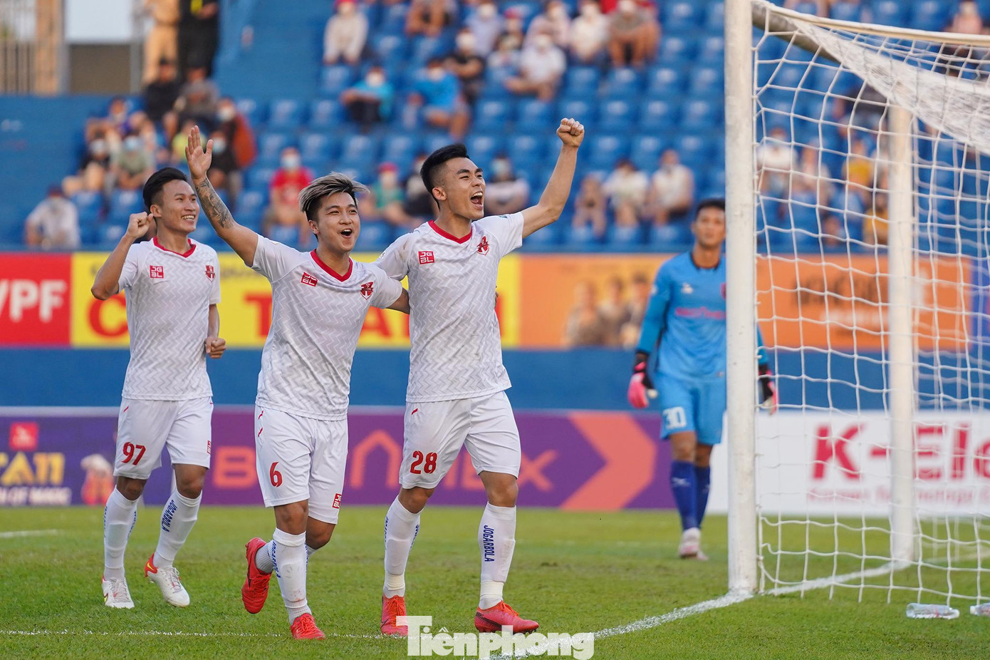 Mãi cho đến phút 33 của trận đấu, đội bóng đất Cảng lại vươn lên dẫn trước. Sau quả tạt của Martin Lò bên cánh phải, một cầu thủ Bình Dương phá ra ngoài khu vực 16m50 và Thái Bình ập vào thực hiện cú volley chân trái đẹp mắt, trái bóng đi như kẻ chỉ nhằm vào góc lưới và thủ môn Tuấn Vũ chỉ còn biết bất lực.