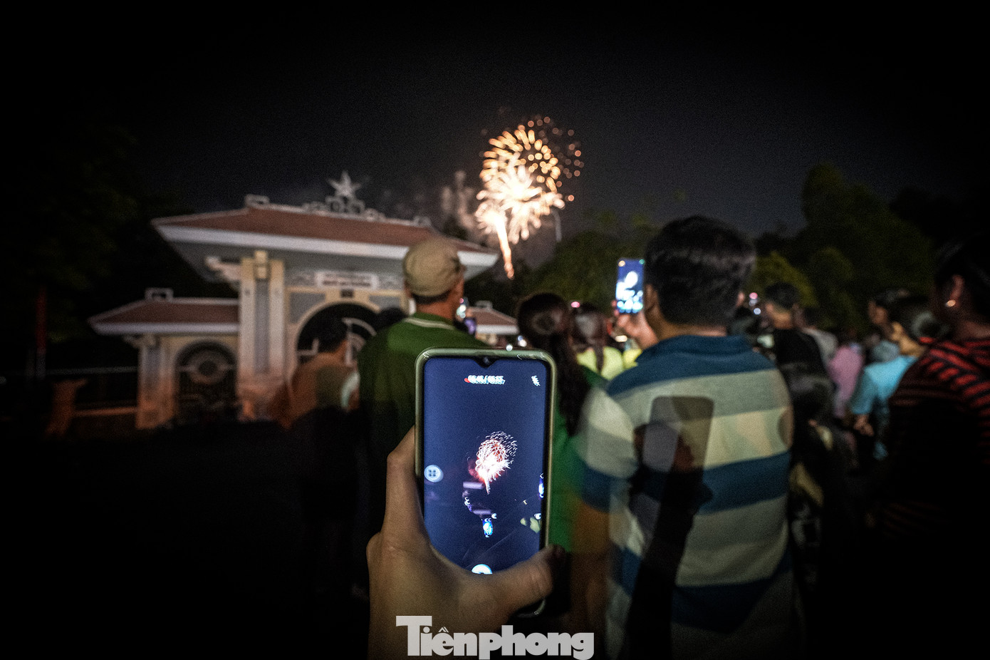 Đúng 0h, những phát pháo hoa đầu tiên rực sáng không gian Khu di tích lịch sử Ngã Ba Giồng.