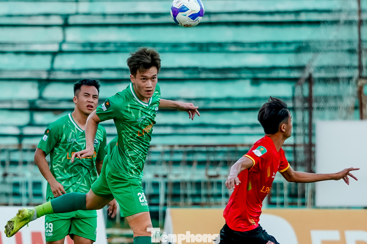 Trận này, Hoàng Đức chơi vừa sức, hạn chế áp sát, tránh va chạm.