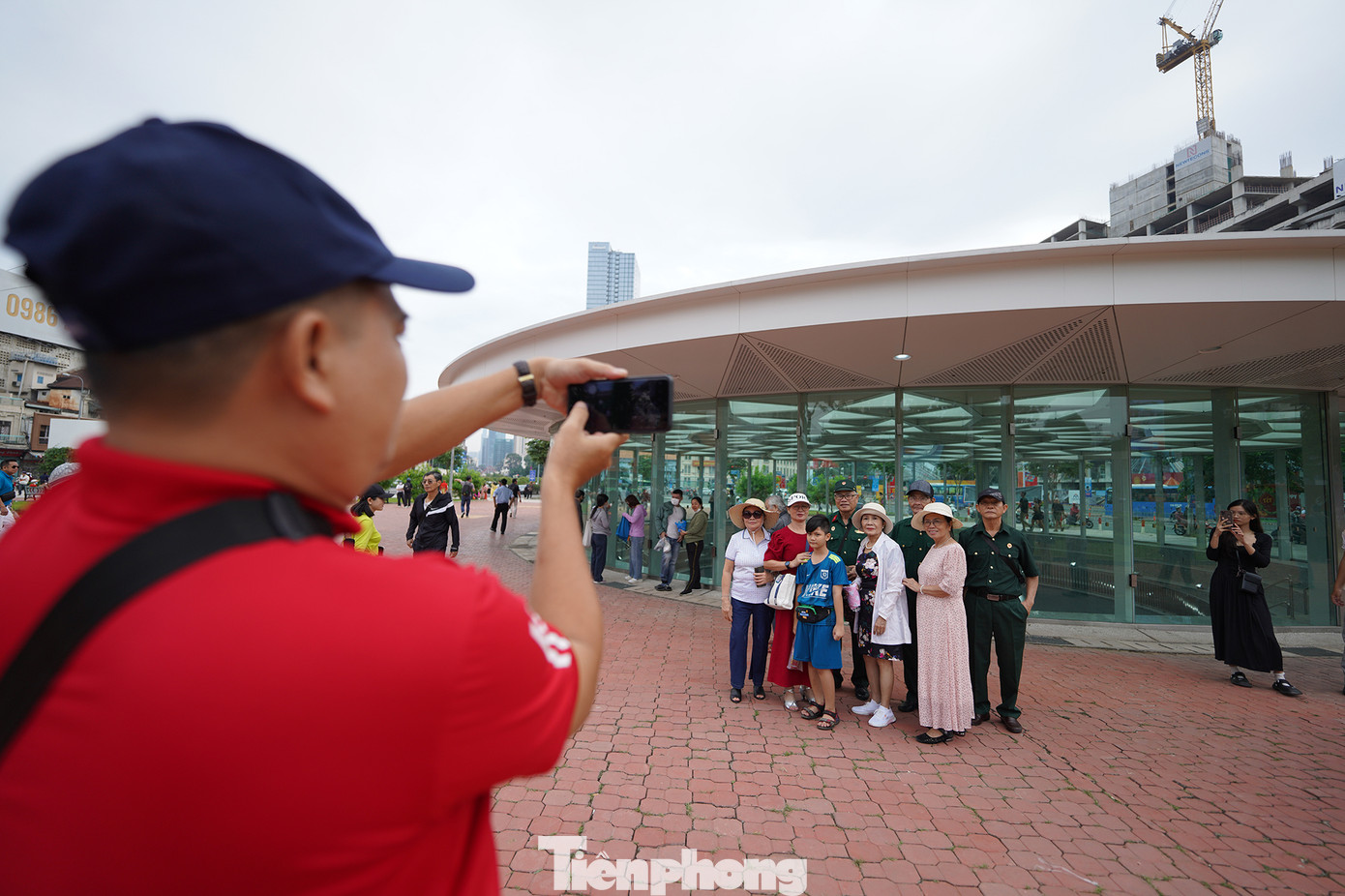 Nhiều gia đình đến ga trung tâm từ rất sớm để mong trải nghiệm tuyến tàu điện đầu tiên của TPHCM.