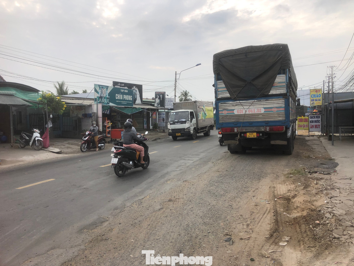 Để qua khu vực này, người đi xe máy phải điều khiển phương tiện ra giữa đường, lưu thông chung với ô tô.
