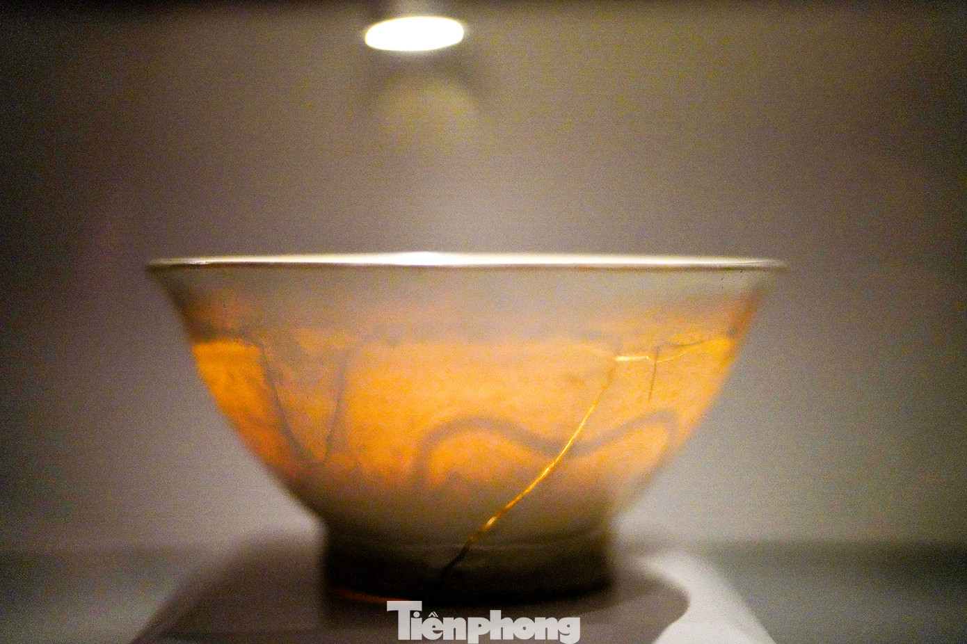 Bát sứ ngự dụng Hoàng thành Thăng Long độc bản được công nhận bảo vật quốc gia 2021. Sản phẩm từ thế kỷ 15, thuộc thời Lê và chỉ có hai chiếc. Hoạ tiết được in nổi trên thành sứ siêu mỏng cỡ vỏ trứng nên có khả năng xuyên quang. Giữa đáy bát có in chữ "Quan", minh chứng cho việc sản phẩm này được làm từ "Quan xưởng thiết lập", nơi chuyên sản xuất vật dụng cung đình.