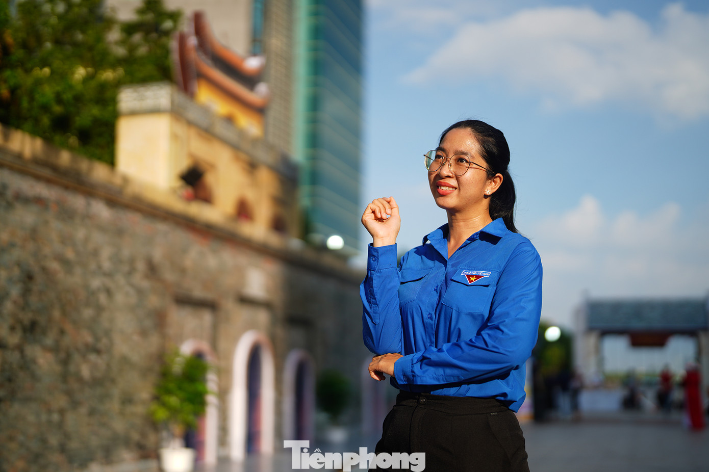 "Mặc dù 19h30 mới khai mạc nhưng tôi cùng đồng nghiệp của mình tranh thủ ra đây để chụp ảnh lưu niệm. Chúng tôi muốn dành cho mình một chút không khí của mùa thu Hà Nội", chị Tô Phương Thảo (người chụp chân dung một mình), Bí thư Quận Đoàn quận 4 chia sẻ.