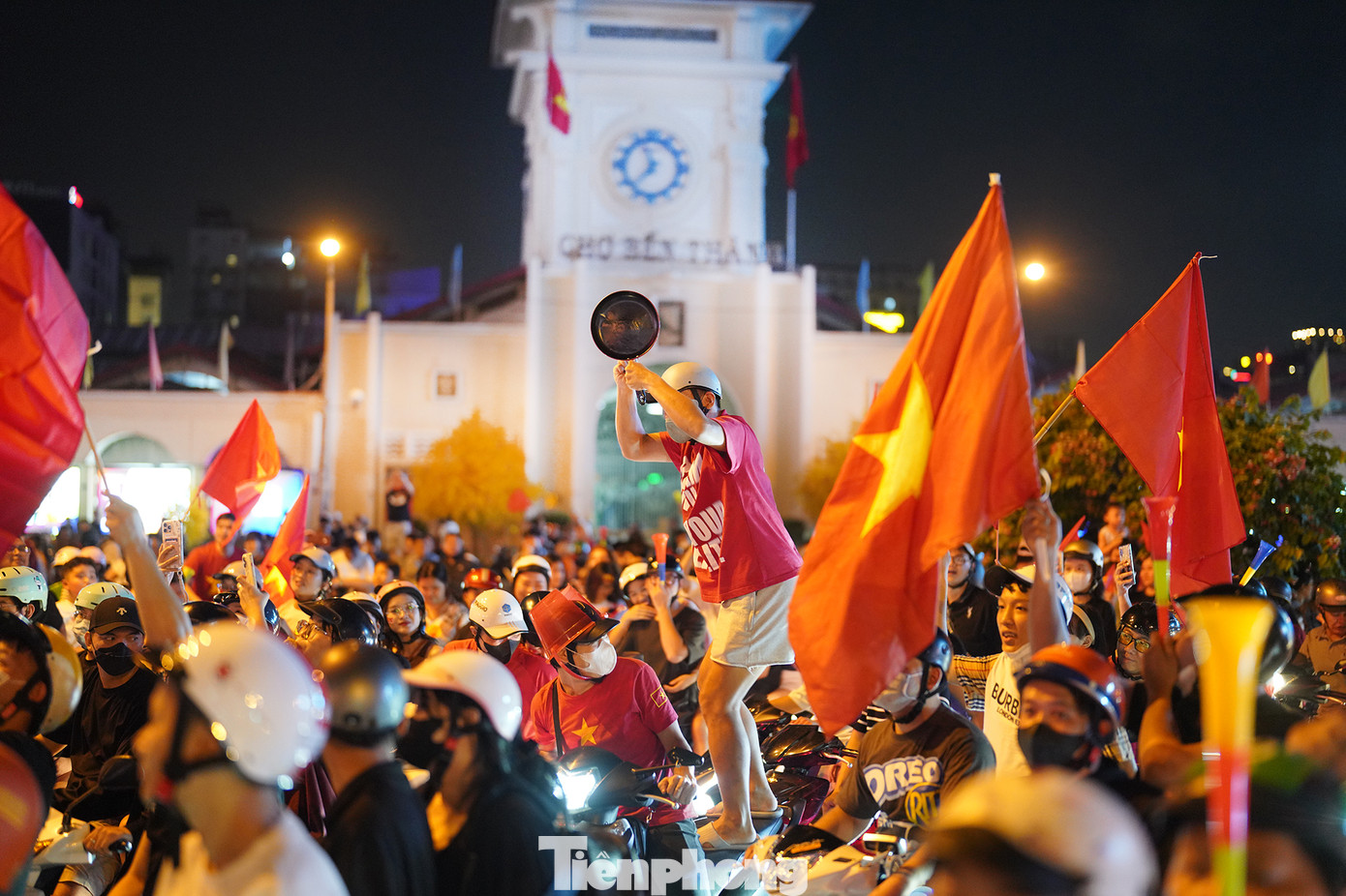 Chợ Bến Thành trở thành điểm đến của người hâm mộ. Ở trận lượt đi cách đây 3 ngày, đội tuyển Việt Nam đã mang đến cho NHM cảm xúc vỡ oà khi vượt qua Thái Lan 2-1 trên sân Việt Trì nhờ cú đúp bàn thắng của Nguyễn Xuân Son.