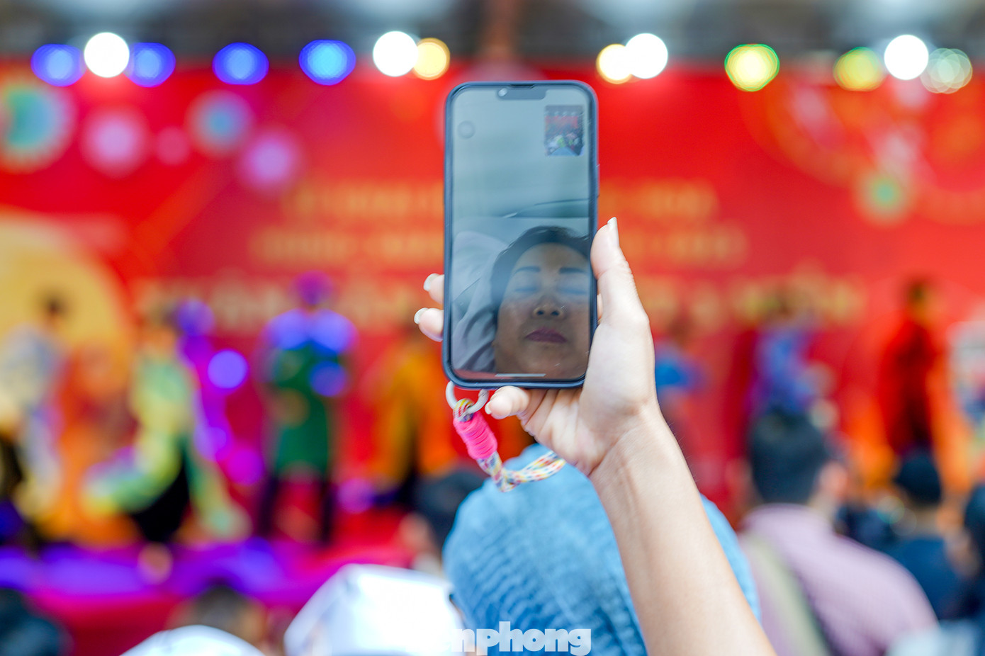 Chị Tâm đang gọi điện thoại để cho mẹ đang nằm trong phòng điều trị, chia sẻ: "Mẹ tôi chạy thận nhân tạo trong khoa. Hiện sức khoẻ ổn nhưng chưa đi được, tôi thấy có hoạt động này nên gọi điện facetime cho mẹ xem. Những ngày giáp tết, có đường hoa này cũng giúp cho bệnh nhân và người nhà đỡ buồn hơn, đỡ tủi thân hơn".