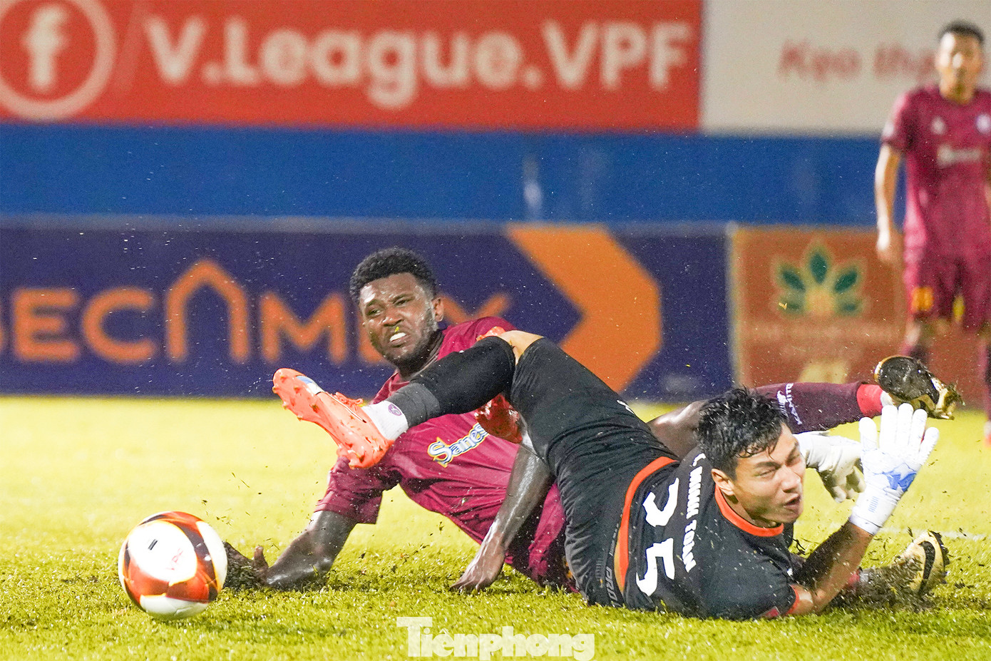 Hai đội chơi ăn miếng trả miếng đến cuối trận.