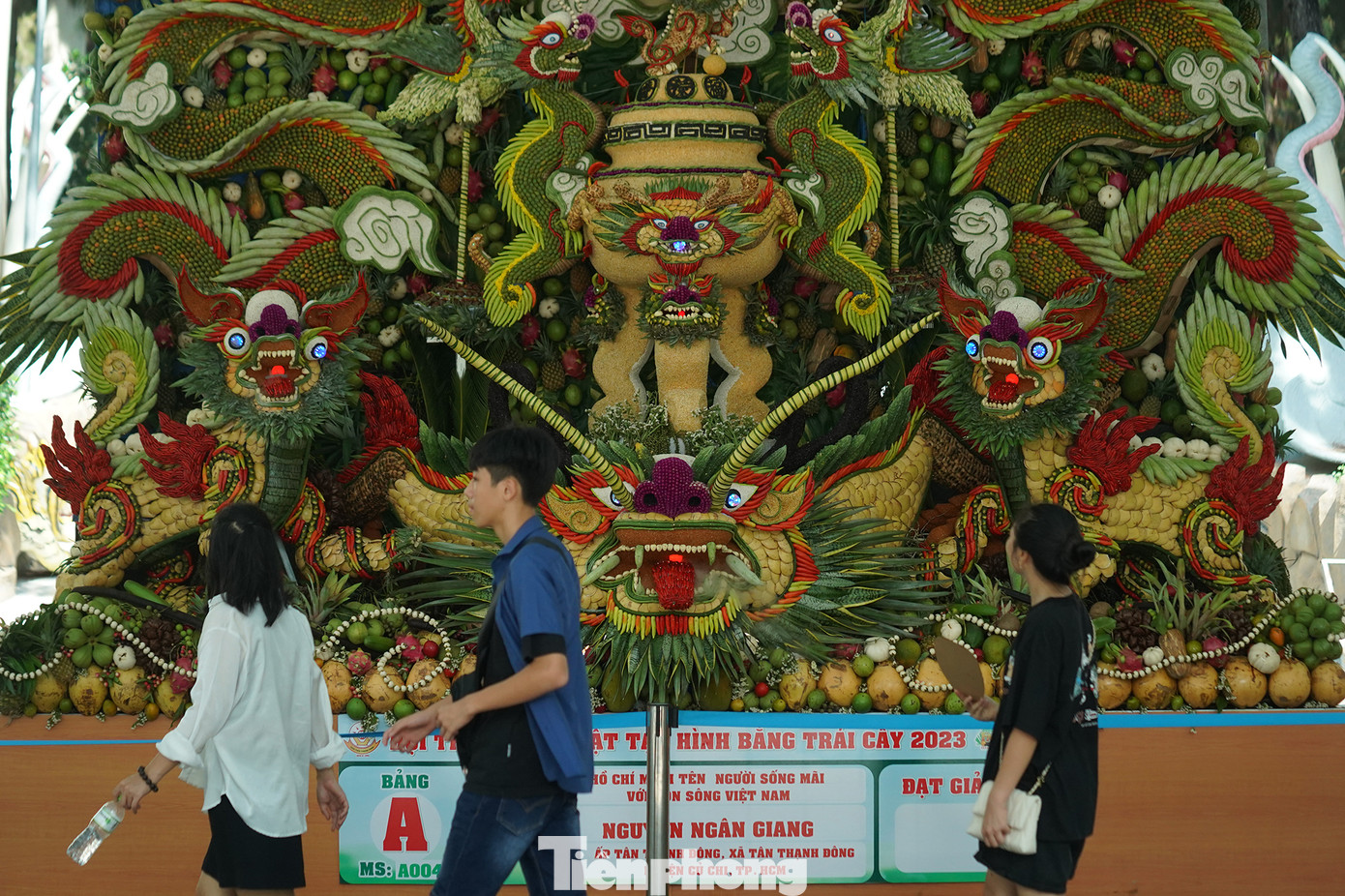 &quot;Quá kỳ công và đạt trình độ mỹ thuật cao. Tôi nghe cuộc thi này lâu rồi nhưng chỉ xem qua báo đài, giờ tận mắt chứng kiến mới thấy hết sự hoành tráng của từng tác phẩm. Tôi trân trọng công sức của các nghệ nhân&quot;, ông Lê Hoài Phương, du khách Cà Mau chia sẻ.