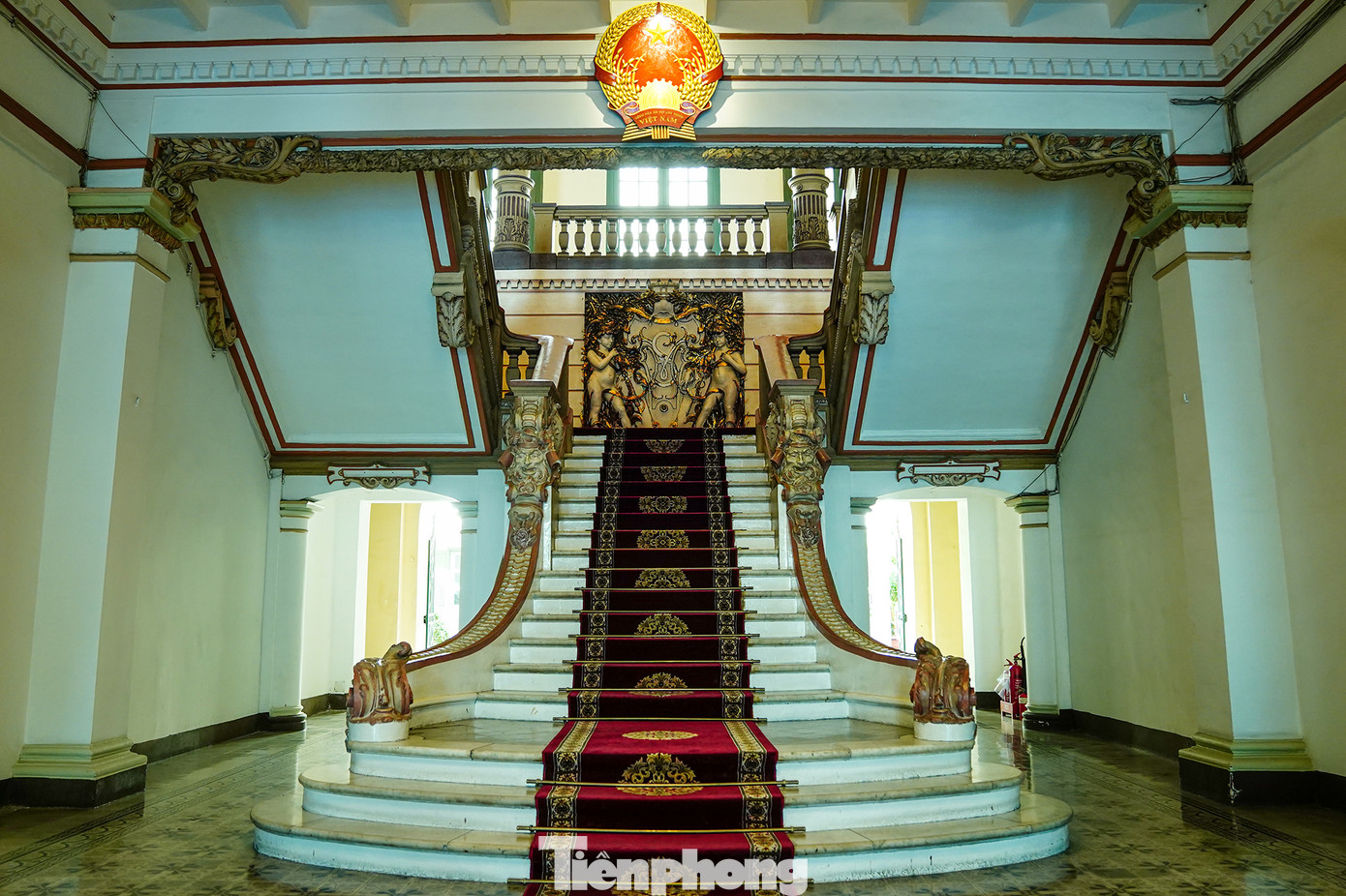 Sảnh chính ở tầng trệt trụ sở UBND TPHCM có không gian sang trọng, trang trí rất đa dạng và cầu kỳ; là sự kết hợp hài hoà giữa kiến trúc, điêu khắc và hội họa. Tại đây, du khách có thể chiêm ngưỡng chiếc cầu thang sang trọng, mang đậm kiến trúc châu Âu.